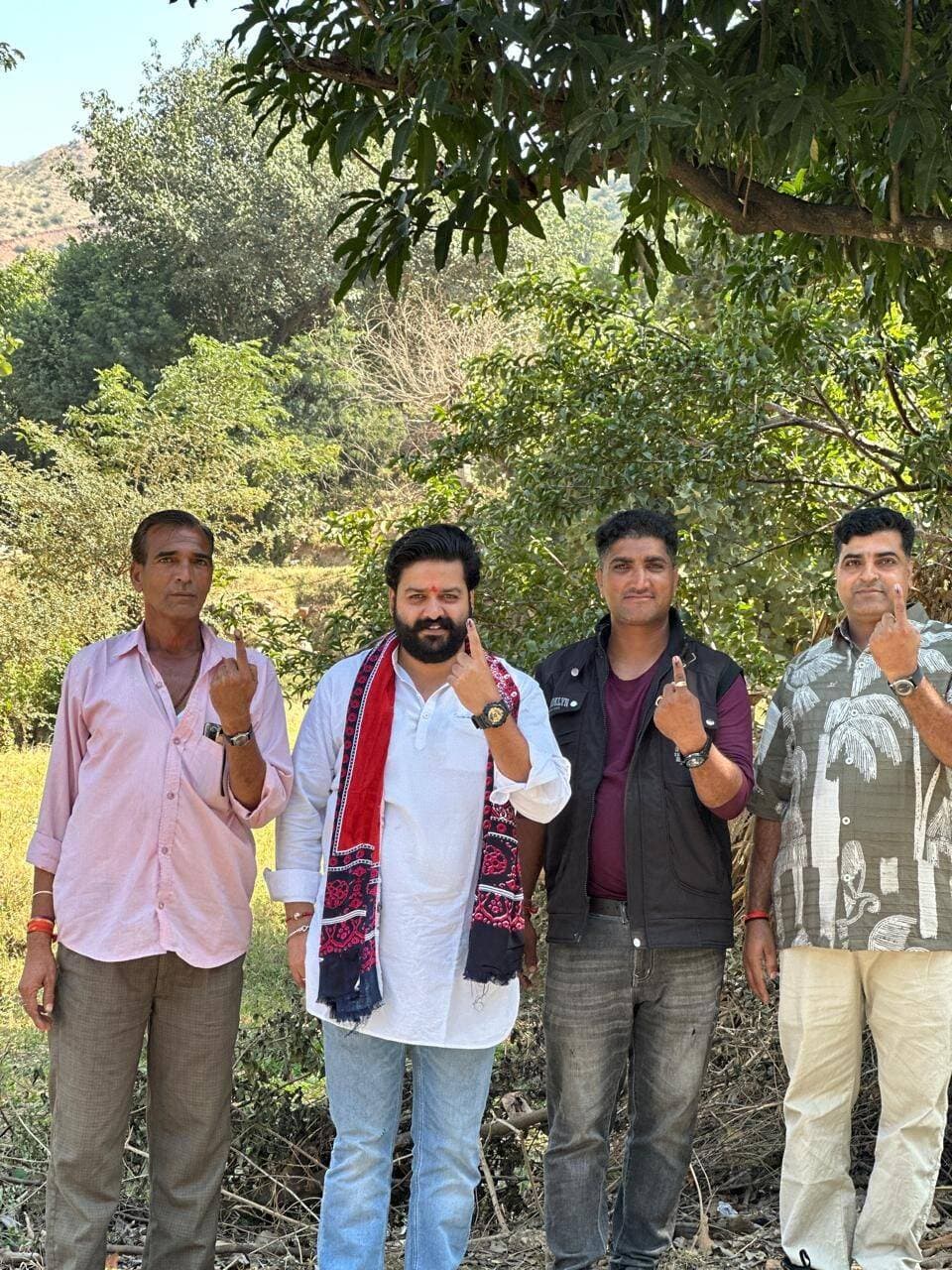 कांग्रेस नेता योगेंद्र सिंह परमार ने डाला अपना वोट कड़िया पंचायत में
.
<nis:link nis:type=tag nis:id=rajsamandnews nis:value=Rajsamandnews nis:enabled=true nis:link/>