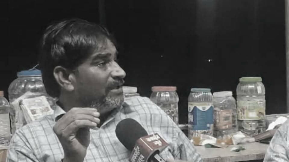 गलवा में पानी की समस्या से लेकर पट्टे दिलवाने तक, नरेंद्र सोनी ने बताई विकास की योजना #rajsamandnews
राजसमंद। ग्राम पंचायत गलवा से सरपंच प्रत्याशी नरेंद्र सोनी ने पंचायत के विकास को लेकर अपना विजन साझा किया। उन्होंने बताया कि उनकी पत्नी पूर्व में सरपंच रह चुकी हैं और उनके कार्यकाल के दौरान पंचायत में अनेक विकास कार्य करवाए गए थे। अब उनका लक्ष्य पूर्व में हुए विकास कार्यों को आगे बढ़ाना और जो कार्य अधूरे रह गए थे, उन्हें पूरा करवाना है। नरेंद्र सोनी ने बताया कि उनका विशेष ध्यान ग्राम पंचायत में खेल सुविधाओं के विस्तार पर रहेगा। इसके तहत गांव में स्टेडियम निर्माण करवाने की योजना है, जिससे युवाओं को खेलकूद के लिए बेहतर सुविधाएं मिल सकें। इसके साथ ही पर्यावरण संरक्षण को बढ़ावा देने के उद्देश्य से चरागाह भूमि पर 20 से 25 हजार पौधे लगाने का लक्ष्य रखा गया है, ताकि क्षेत्र में हरियाली बढ़े और पर्यावरण को लाभ मिले। उन्होंने यह भी कहा कि पात्र लोगों को पट्टे दिलवाने के लिए प्रयास किए जाएंगे। इसके अलावा पानी से जुड़ी समस्याओं के समाधान और पंचायत क्षेत्र में जहां भी विकास कार्य अधूरे रह गए हैं, उन्हें प्राथमिकता के आधार पर पूरा करवाने पर जोर रहेगा। नरेंद्र सोनी के अनुसार, उनका उद्देश्य ग्राम पंचायत गलवा, राजसमंद में विकास कार्यों को गति देना और गांव की जरूरतों के अनुरूप योजनाओं को आगे बढ़ाना है। अब देखना होगा कि उनके इस विजन को ग्रामीणों का कितना समर्थन मिलता है और आने वाले समय में पंचायत के विकास को किस दिशा में आगे बढ़ाया जाता है।
GramPanchayatGalwa,
Sarpanchchunav,
PanchayatElections,
GalwaGramPanchayat,
Rajsamandnews,
Jaivardhannews