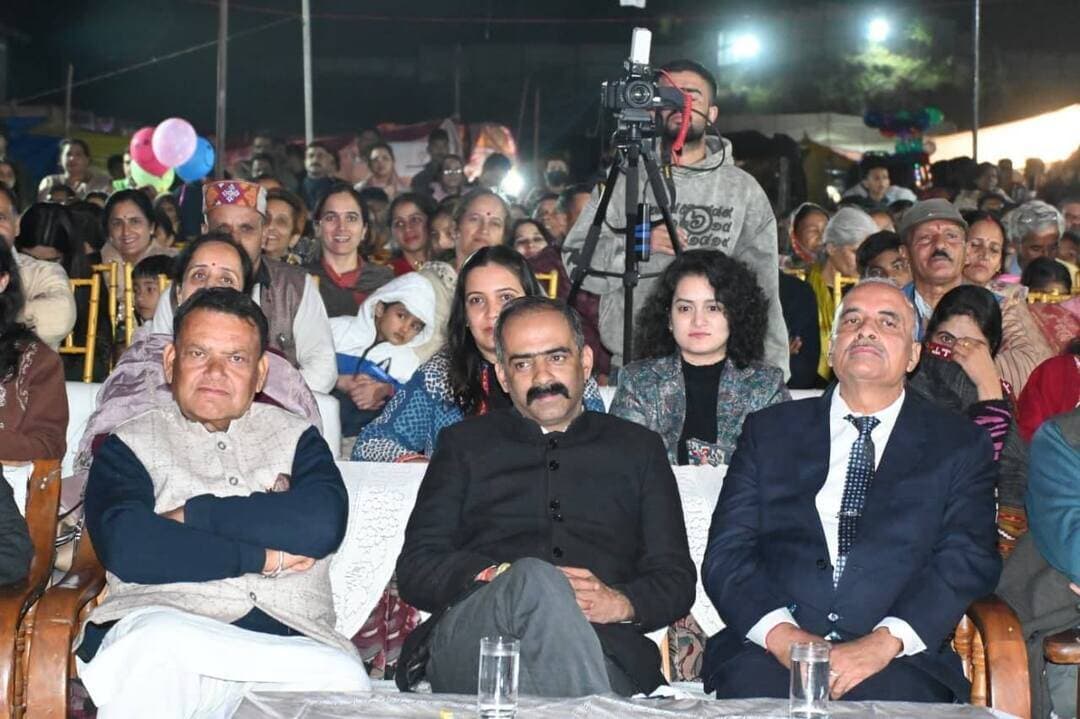 *प्रदेश सरकार हिमाचल की संस्कृति को आने वाली पीढ़ी तक सुरक्षित, संयोजित व संवर्धित रखने के लिए प्रतिबद्ध - अनिरुद्ध सिंह*
*अनिरुद्ध सिंह ने तीन दिवसीय दशहरा महोत्सव की दूसरी सांस्कृतिक संध्या में बतौर मुख्य अतिथि की शिरकत*
ग्रामीण विकास एवं पंचायती राज मंत्री अनिरुद्ध सिंह ने गत देर सायं कसुम्पटी विधानसभा के अंतर्गत जुन्गा मेला ग्राउंड में 20 से 22 अक्तूबर, 2026 तक आयोजित किए जा रहे दशहरा महोत्सव में बतौर मुख्य अतिथि शिरकत की और वर्तमान प्रदेश सरकार द्वारा मेले व त्यौहारों की हमारी समृद्ध संस्कृति को संजोए रखने के प्रयासों से लोगों को अवगत करवाया।
ग्रामीण विकास मंत्री ने कहा कि हिमाचल प्रदेश, समृद्ध संस्कृति व रीति रिवाजों की अनूठी संस्कृति को अपने में वर्षों से संजोए रखा है और इस प्रकार के मेले व त्यौहारों को संरक्षित रखना हम सभी का दायित्व है। उन्होंने बताया कि हिमाचल सरकार द्वारा हमारी संस्कृति को आने वाले पीढ़ी तक सुरक्षित, संयोजित व संवर्धित रखने के लिए हर प्रकार की सहायता प्रदान की जा रही है। उन्होंने कहा कि जुन्गा में आयोजित होने वाला यह तीन दिवसीय दशहरा महोत्सव असत्य पर सत्य की जीत सहित आपसी प्रेम, भाईचारे व सद्भावना का प्रतीक है।
*जुन्गा अस्पताल में स्वास्थ्य सुविधाओं का हुआ विस्तार*
ग्रामीण विकास मंत्री ने कहा कि मुख्यमंत्री ठाकुर सुखविंदर सिंह सुक्खू की पहल पर जुन्गा अस्पताल में स्वास्थ्य सुविधाओं को सुदृढ़ किया जा रहा है, ताकि क्षेत्र के लोगों को बेहतर उपचार के लिए शिमला न जाना पड़े। वर्ष 2026 में अस्पताल में अल्ट्रासाउंड मशीन स्थापित करने, ब्लड बैंक शुरू करने, लिफ्ट की समस्या का समाधान करने तथा आधुनिक उपकरणों से युक्त ओपीडी और पब्लिक हेल्थ यूनिट जैसी सुविधाओं का विस्तार किया गया है।
*रेडियोलॉजिस्ट की तैनाती के लिए प्रयास जारी*
उन्होंने कहा कि अस्पताल में स्वास्थ्य सेवाओं को और बेहतर बनाने के लिए रेडियोलॉजिस्ट की उपलब्धता सुनिश्चित करने की दिशा में प्रयास किए जा रहे हैं। इसके लिए आवश्यक प्रशिक्षण प्रक्रिया जारी है और तकनीकी कर्मचारियों की कमी को दूर किया जा रहा है। उन्होंने कहा कि अस्पताल को आधुनिक सुविधाओं से युक्त बनाने में समय लग सकता है, लेकिन सरकार का प्रयास है कि जुन्गा अस्पताल को उच्च स्तर की स्वास्थ्य सेवाओं के लिए विकसित किया जाए।
हिमाचल में आधुनिक चिकित्सा सुविधाओं का हो रहा विस्तार
उन्होंने कहा कि प्रदेश सरकार स्वास्थ्य क्षेत्र को प्राथमिकता देते हुए चिकित्सा संस्थानों में आधुनिक तकनीक और बेहतर उपचार सुविधाएं उपलब्ध करवा रही है। शिमला स्थित अटल सुपर स्पेशियलिटी आयुर्विज्ञान संस्थान चमियाना, आईजीएमसी शिमला, टांडा तथा हमीरपुर सहित विभिन्न चिकित्सा संस्थानों में आधुनिक उपचार सुविधाओं का विस्तार किया जा रहा है। इसी दिशा में जुन्गा अस्पताल में भी स्वास्थ्य सुविधाओं को सुदृढ़ कर स्थानीय लोगों को बेहतर स्वास्थ्य सेवाएं उपलब्ध करवाने का प्रयास किया जा रहा है।
*जुन्गा में शीघ्र खुलेगा अग्निशमन उप केंद्र, जुन्गा विद्यालय में शुरू होगा सी.बी.एस.ई*
ग्रामीण विकास मंत्री ने जुन्गा क्षेत्र के लोगों की लम्बे समय से चली आ रही अग्निशमन केंद्र की मांग पर आश्वासन दिया कि शीघ्र ही इस मांग को पूरा किया जाएगा। उन्होंने इस कार्य के लिए स्थानीय प्रतिनिधियों से भूमि उपलब्ध रखने का आग्रह किया। इसके अतिरिक्त आगामी वर्ष से राजकीय वरिष्ठ माध्यमिक विद्यालय जुन्गा को सी.बी.एस.ई बोर्ड के अधीन कर दिया जाएगा।
*खेल कूद प्रतियोगिताएं व सांस्कृतिक गतिविधियां रही मुख्य आकर्षण*
तीन दिवसीय दशहरा महोत्सव में विभिन्न सांस्कृतिक प्रस्तुतियों सहित खेल कूद प्रतियोगिताएं भी आयोजित की गई जिसका लोगों ने खूब आनंद लिया। आयोजित खेल कूद प्रतियोगिताओं के तहत कबड्डी व कुश्ती मुख्य आकर्षण रही जिसमें पंजाब, हरियाणा, चंडीगढ़ व दिल्ली के खिलाड़ियों व पहलवानों ने भाग लिया। इसी प्रकार सांस्कृतिक गतिविधियों में स्टार नाइट भी आयोजित की गई है हिमाचली स्टार कलाकारों द्वारा लोगों को अपनी प्रस्तुतियों से मंत्रमुग्ध किया गया।
इस अवसर पर पंचायत समिति सदस्य सीमा सेन ने मुख्य अतिथि का महोत्सव में पधारने के लिए हार्दिक अभिनंदन किया और जुन्गा क्षेत्र की स्वास्थ्य, सड़क, पंचायत व सुरक्षा जैसी विभिन्न मांगें उनके समक्ष रखी।
इस अवसर पर मुख्यमंत्री के ओ.एस.डी गोपाल शर्मा, तहसीलदार जुन्गा कार्तिकेय शर्मा, नायब तहसीलदार राजेंद्र ठाकुर, प्रधान जुन्गा पंचायत राम लाल, व्यापार मंडल के अध्यक्ष राजेश कौशल, ब्लॉक कांग्रेस कसुम्पटी के अध्यक्ष अशोक ठाकुर, नशा निवारण बोर्ड के उपाध्यक्ष संजय भारद्वाज, जिला परिषद सदस्य ओम प्रकाश, पंचायत समिति अध्यक्ष ताराचंद ठाकुर, नगर निगम शिमला के पार्षद नरेंद्र ठाकुर, पूर्व प्रधान कोटी पंचायत बलदेव पूरी व उपप्रधान जुन्गा ईश्वर सिंह सहित अन्य गणमान्य भी उपस्थित रहे।
.0.