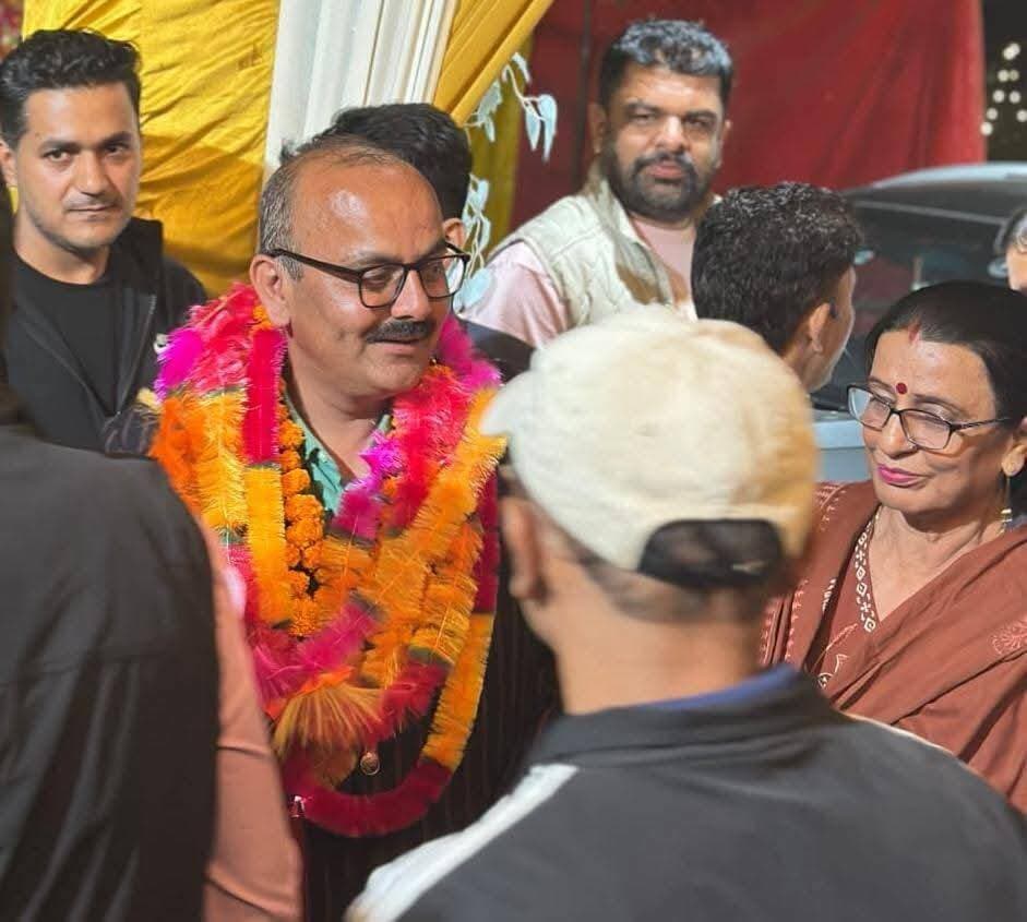 #सुन्नी दशहरा उत्सव में उमड़ा आस्था और संस्कृति का रंग, 13 देवी-देवताओं ने लिया भाग
हरि कृष्ण हिमराल और सुरेश नागटा ने की शिरकत, विक्रमादित्य सिंह के नेतृत्व में विकास कार्यों की सराहना
शिमला। शिमला ग्रामीण के सुन्नी में आयोजित दो दिवसीय जिला स्तरीय दशहरा उत्सव श्रद्धा, उत्साह और उमंग के साथ संपन्न हुआ। उत्सव में क्षेत्र के 13 स्थानीय देवी-देवताओं ने भाग लिया। दो दिनों तक चले इस आयोजन में देव संस्कृति, धार्मिक आस्था और लोक परंपराओं की झलक देखने को मिली। उत्सव की दूसरी सांस्कृतिक संध्या के समापन समारोह में जिला कांग्रेस कमेटी ग्रामीण के अध्यक्ष इंजीनियर हरि कृष्ण हिमराल ने मुख्य अतिथि के रूप में शिरकत की।
इस अवसर पर हरि कृष्ण हिमराल ने क्षेत्रवासियों के सुख, समृद्धि और खुशहाली की कामना करते हुए सभी पर देवी-देवताओं का आशीर्वाद बने रहने की प्रार्थना की। उन्होंने कहा कि सुन्नी क्षेत्र के विकास में प्रदेश के पूर्व मुख्यमंत्री स्वर्गीय राजा वीरभद्र सिंह, पूर्व मंत्री विद्या स्टोक्स और जेबीएल खाची का महत्वपूर्ण योगदान रहा है। उन्होंने वर्तमान में शिमला ग्रामीण के विधायक एवं लोक निर्माण मंत्री विक्रमादित्य सिंह के नेतृत्व में चल रहे विकास कार्यों की भी सराहना की।
हिमराल ने कहा कि शिमला ग्रामीण विधानसभा क्षेत्र को हिमाचल प्रदेश का नंबर एक निर्वाचन क्षेत्र बनाने के लिए सभी लोगों को मिलकर प्रयास करने चाहिए। उन्होंने मुख्यमंत्री ठाकुर सुखविंदर सिंह सुक्खू के नेतृत्व में प्रदेश सरकार की जनहितैषी नीतियों और विकास कार्यों की प्रशंसा करते हुए कहा कि सरकार जनकल्याण और क्षेत्र के विकास के लिए लगातार प्रयासरत है।
सुरेश नागटा ने भी मांगा देवी-देवताओं का आशीर्वाद
दशहरा उत्सव के समापन समारोह में हिमाचल प्रदेश कांग्रेस कमेटी के महासचिव सुरेश नागटा ने मुख्य अतिथि के रूप में भाग लिया। उन्होंने विक्रमादित्य सिंह के नेतृत्व में शिमला ग्रामीण क्षेत्र में हो रहे विकास कार्यों की सराहना की। साथ ही देवता पांडोई, माहूं नाग, दानू देवता और उत्सव में शामिल अन्य देवी-देवताओं का आशीर्वाद प्राप्त किया।
प्रदेश कांग्रेस कमेटी के महासचिव एवं विशेष अतिथि सत्यजीत नेगी ने सुन्नी की समृद्ध सांस्कृतिक विरासत और देव परंपराओं की प्रशंसा की। उन्होंने सफल एवं रंगारंग आयोजन के लिए नगर पंचायत सुन्नी की अध्यक्ष सत्या वर्मा के नेतृत्व में कार्य कर रही मेला समिति को बधाई दी।
मेला समिति ने अतिथियों का किया स्वागत
उत्सव के दौरान मुख्य अतिथि हरि कृष्ण हिमराल और अन्य विशिष्ट अतिथियों का मेला समिति तथा स्थानीय नेताओं की ओर से स्वागत किया गया। इस अवसर पर नगर पंचायत की अध्यक्ष सत्या वर्मा, एसडीएम राजेश वर्मा, तहसीलदार सुनील शर्मा, प्रशांत पंवार, दुष्यंत अत्रि, ओम प्रभा, मोनिका नेगी, हेमलता, अमित वर्मा, भीषम हिमराल, नारायण हिमराल, प्रवीण गुप्ता, मोहित गुप्ता, साहिल भारद्वाज, प्रतीक ठाकुर, उमा कश्यप, सतीश मेहता, आशा कंवर, हंस राज, राम सिंह जसवाल, मुकेश वर्मा, प्रदीप शर्मा, तेज राम शर्मा, पवन भंडारी, सत्य प्रकाश मेहता, कपिल गुप्ता, प्रेम रैना, हरदयाल शर्मा और विनोद शर्मा सहित एनएसयूआई तथा युवा कांग्रेस के कार्यकर्ता मौजूद रहे।