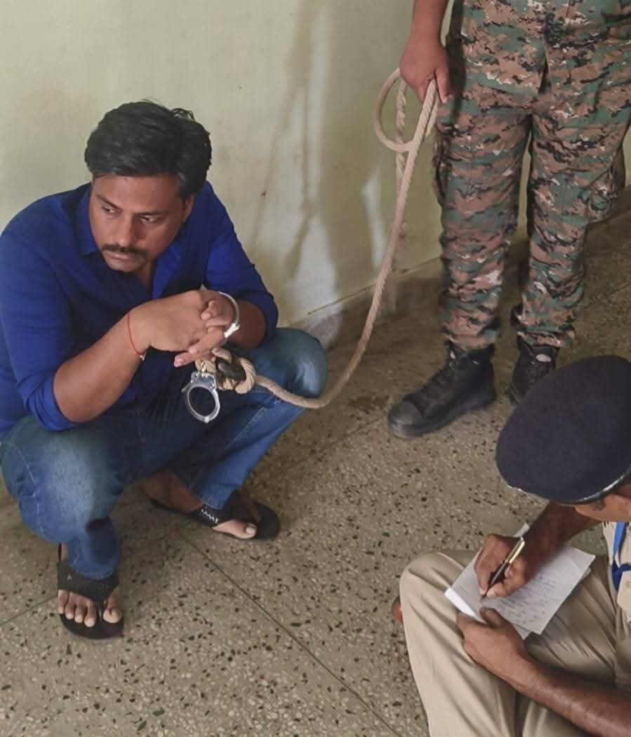 📢 जहानाबाद में पत्रकारिता के नाम पर कथित दलाली और धमका कर पैसा वसूलने वाले राहुल समीरा को जहानाबाद पुलिस ने किया गुनाहों का पर्दाफाश
पत्रकारिता एक सम्मानित पेशा है, जिसका उद्देश्य समाज की समस्याओं को उजागर करना और सच्चाई को जनता के सामने लाना है। लेकिन यदि कोई व्यक्ति पत्रकार होने का नाम लेकर लोगों पर धौंस जमाता है, धमकी देता है या पत्रकारिता की आड़ में अनुचित लाभ लेने की कोशिश करता है, तो ऐसे मामलों की निष्पक्ष जांच होनी चाहिए।
जहानाबाद जिले में ऐसे कई लोगों के पत्रकार होने का दावा करने की चर्चा सामने आती रहती है। इसलिए यह आवश्यक है कि संबंधित व्यक्तियों की पहचान, प्रेस कार्ड तथा उनकी संस्था की वैधता की नियमानुसार जांच की जाए। यदि कोई व्यक्ति गलत तरीके से पत्रकारिता का नाम इस्तेमाल कर रहा है या किसी को धमका रहा है, तो उसके विरुद्ध कानून के अनुसार उचित कार्रवाई होनी चाहिए।
🙏 जहानाबाद के पुलिस अधीक्षक महोदय एवं जिले के सभी पुलिस पदाधिकारियों को निष्पक्ष कानून-व्यवस्था बनाए रखने, आम नागरिकों की सुरक्षा सुनिश्चित करने तथा पत्रकारिता की आड़ में कथित रूप से धमकी देने और अवैध गतिविधियों में शामिल लोगों के मामलों की जांच करने के लिए हार्दिक शुभकामनाएं।
हमारा उद्देश्य किसी सच्चे पत्रकार का अपमान करना नहीं, बल्कि पत्रकारिता की गरिमा बनाए रखना और गलत गतिविधियों पर रोक लगाना है। सच्चे पत्रकार समाज की आवाज होते हैं और उनका सम्मान हमेशा बना रहना चाहिए। Public ki Awaz