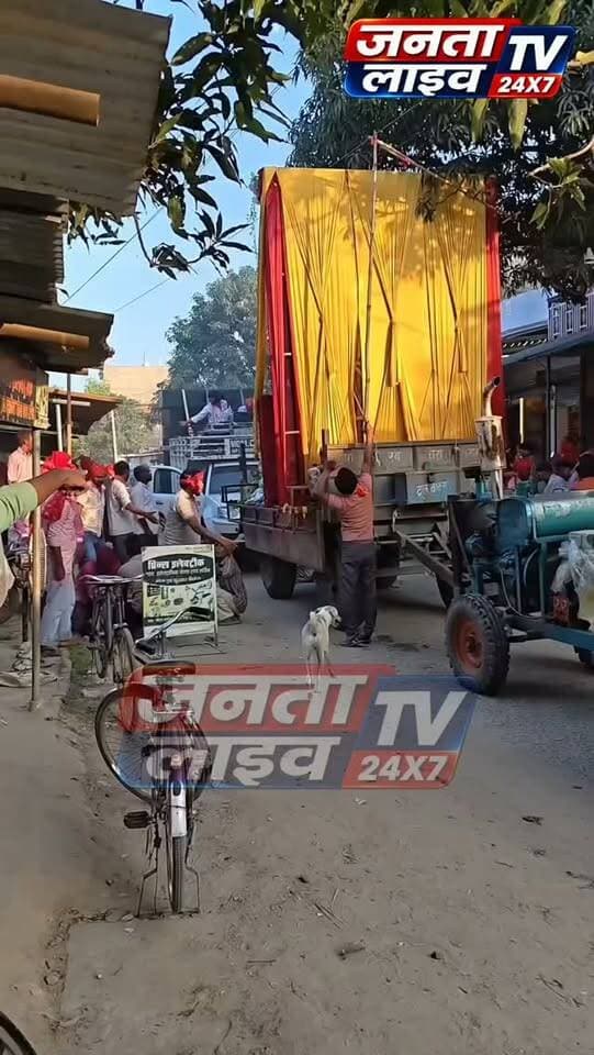 गोरखपुर में दुर्गा विसर्जन के दौरान मौत का करंट! 2 सगे भाइयों समेत 5 की मौत, 9 झुलसे
खुशियों के जुलूस में मौत का तांडव! हाईटेंशन तार की चपेट में आए 5 युवक, बिजली विभाग पर उठे सवाल
#Gorakhpur #GorakhpurNews #UPNews #BreakingNews #DurgaVisarjan दुर्गा_विसर्जन गोरखपुर हाईटेंशन_लाइन करंट_से_मौत बिजली_विभाग UPPolice UttarPradeshNews HindiNews LatestNews ViralNews GroundReport CrimeNews FariyadAli