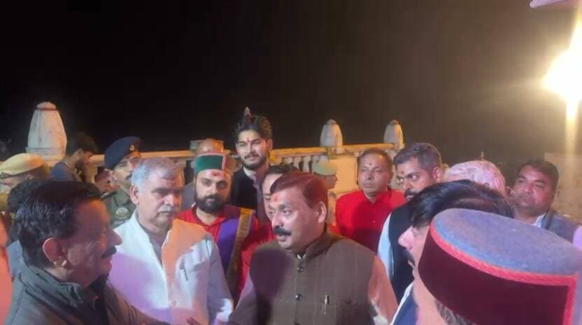 हिमाचल प्रदेश विधानसभा की स्थानीय निधि लेखा समिति सभापति एवं विधायक संजय रत्न की अध्यक्षता में गत रात विश्वविख्यात शक्तिपीठ श्री नैना देवी मंदिर पहुंची। इस दौरान समिति के सदस्यों एवं विधायकों ने मां नैना देवी के दरबार में शीश नवाया और विधिवत पूजा-अर्चना कर माता रानी का आशीर्वाद प्राप्त किया। मंदिर न्यास की ओर से समिति के सदस्यों का स्वागत किया गया तथा उन्हें माता रानी के इतिहास और मंदिर की धार्मिक मान्यताओं से अवगत करवाया गया।