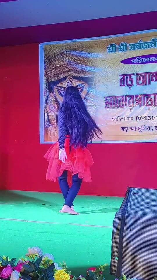 Entertainment: বড় আন্দুলিয়া মাঝের পাড়া বারোয়ারীতে দুর্গা পূজা উপলক্ষে বিচিত্রা অনুষ্ঠান