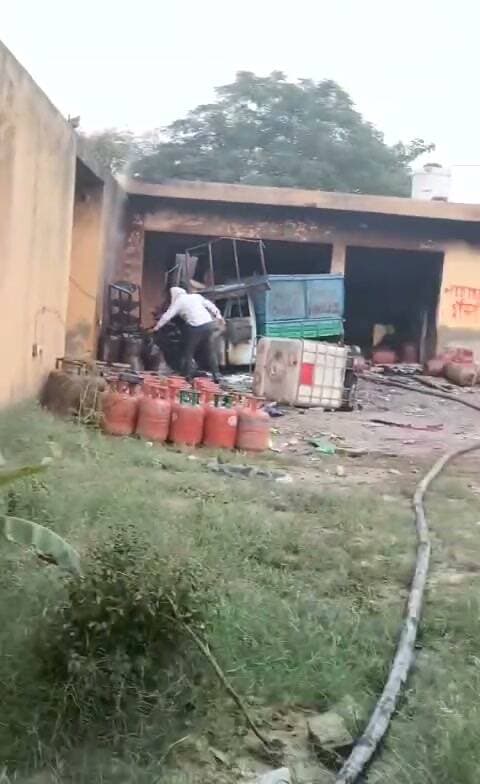 फरीदाबाद में नारायण गैस एजेंसी में भीषण आग, कई सिलेंडर फटे; घर छोड़कर भागे लोग
सरूरपुर गांव में धमाकों से मची दहशत, दमकलकर्मियों ने जान जोखिम में डालकर पाया आग पर काबू, दो लोगों के झुलसने की सूचना
फरीदाबाद। फरीदाबाद के सरूरपुर गांव स्थित नारायण गैस एजेंसी में भीषण आग लगने से इलाके में हड़कंप मच गया। आग इतनी भयानक थी कि एजेंसी में रखे कई गैस सिलेंडर धमाकों के साथ फट गए। सिलेंडर फटने की तेज आवाज से आसपास के इलाके में दहशत फैल गई। हादसे के दौरान अपनी और परिवार की सुरक्षा को देखते हुए आसपास के मकानों में रहने वाले लोग घर छोड़कर बाहर निकल आए। देखते ही देखते घटनास्थल पर अफरा-तफरी का माहौल बन गया।
घटना की सूचना मिलते ही दमकल विभाग की टीमें मौके पर पहुंचीं और आग बुझाने का अभियान शुरू किया। आग की भयावहता और सिलेंडरों में विस्फोट के खतरे के बीच दमकलकर्मियों ने कड़ी मशक्कत करते हुए आग पर काबू पाया। इस दौरान पूरे इलाके में दहशत का माहौल बना रहा।
हादसे में दो लोगों के झुलसने की सूचना
इस हादसे में दो लोगों के झुलसने की सूचना सामने आई है। बताया जा रहा है कि एक व्यक्ति के हाथ में जलने की चोट आई है, जबकि दूसरे व्यक्ति के शरीर पर जलने के निशान हैं। दोनों घायलों को उपचार के लिए अस्पताल में भर्ती कराया गया है। हालांकि, घायलों की पहचान और उनकी हालत को लेकर विस्तृत जानकारी सामने आना बाकी है।
आग लगने के कारणों की जांच जारी
फिलहाल गैस एजेंसी में आग लगने के वास्तविक कारणों का पता नहीं चल पाया है। पुलिस पूरे मामले की जांच कर रही है। जांच के बाद ही स्पष्ट हो सकेगा कि आग किन परिस्थितियों में लगी और सिलेंडरों में विस्फोट कैसे हुए। हादसे के बाद इलाके में सुरक्षा को लेकर भी लोगों के बीच चिंता बनी हुई है।