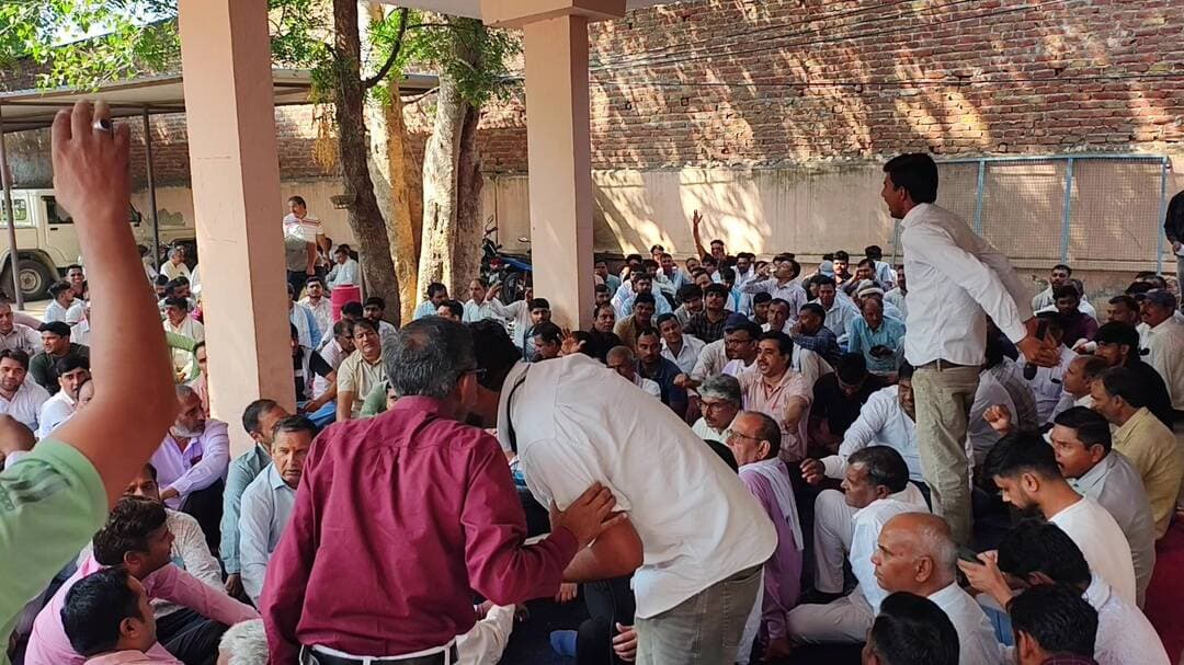 नारनौल: नारनौल में बिजली कर्मचारियों की तीन दिवसीय हड़ताल से बिजली आपूर्ति प्रभावित