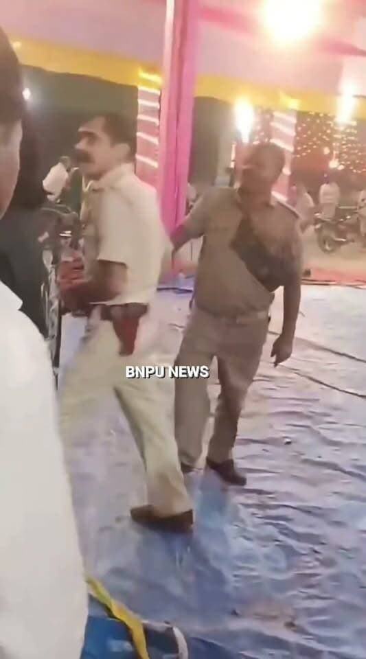 बड़ी खबर: बेगूसराय में महिला डांसर को थप्पड़ मारने का आरोप, दारोगा सस्पेंड! मंच पर हंगामे के बाद पिस्टल तानने का भी आरोप, वीडियो वायरल
#BegusaraiNews #BiharNews #DarogaSuspended #ViralVideo #DurgaPuja #Begusarai #BiharPolice #BreakingNews #बेगूसराय #बिहार_न्यूज़ #दारोगा_सस्पेंड #महिला_डांसर #थप्पड़_कांड #दुर्गा_पूजा #वायरल_वीडियो #बिहार_पुलिस