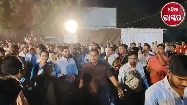 ଝାରସୁଗୁଡ଼ାରେ ଧୁମ୍ଧାମରେ ରାବଣ ଦହନ, ୫୫ ଫୁଟ୍ର ବିଶାଳ ପ୍ରତିମୂର୍ତ୍ତି ମୁଖ୍ୟ ଆକର୍ଷଣ