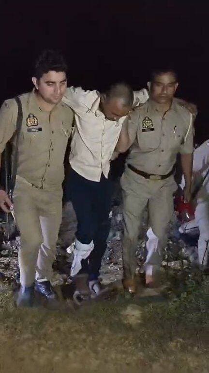 शाहजहांपुर: पुलिस मुठभेड़ में एक आरोपी घायल, दूसरा गिरफ्तार; चोरी की ट्रैक्टर-ट्रॉली बरामद
शाहजहांपुर के निगोही में पुलिस की मुठभेड़ के दौरान एक आरोपी बिंदु पैर में गोली लगने से घायल हो गया, जबकि दूसरे आरोपी रोहित सरोज को गिरफ्तार कर लिया गया। पुलिस ने दोनों के कब्जे से चोरी की ट्रैक्टर-ट्रॉली बरामद की है। पूछताछ में ट्रैक्टर-ट्रॉली 2 अक्टूबर की रात ग्राम गुरगांव स्थित इंटरलॉकिंग प्लांट से चोरी करने की बात सामने आई। घायल आरोपी को जिला अस्पताल रेफर किया गया है।
#शाहजहांपुर #पुलिसमुठभेड़ #निगोही #क्राइमन्यूज #UPPolice