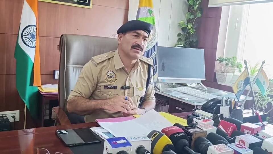 एस पी हमीरपुर बलबीर सिंह, पुलिस भर्ती को लेकर जानकारी देते हुए