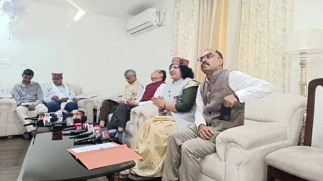 NIT निदेशक सूर्यवंशी प्रोफेसर पत्रकार वार्ता को संबोधित करते हुए