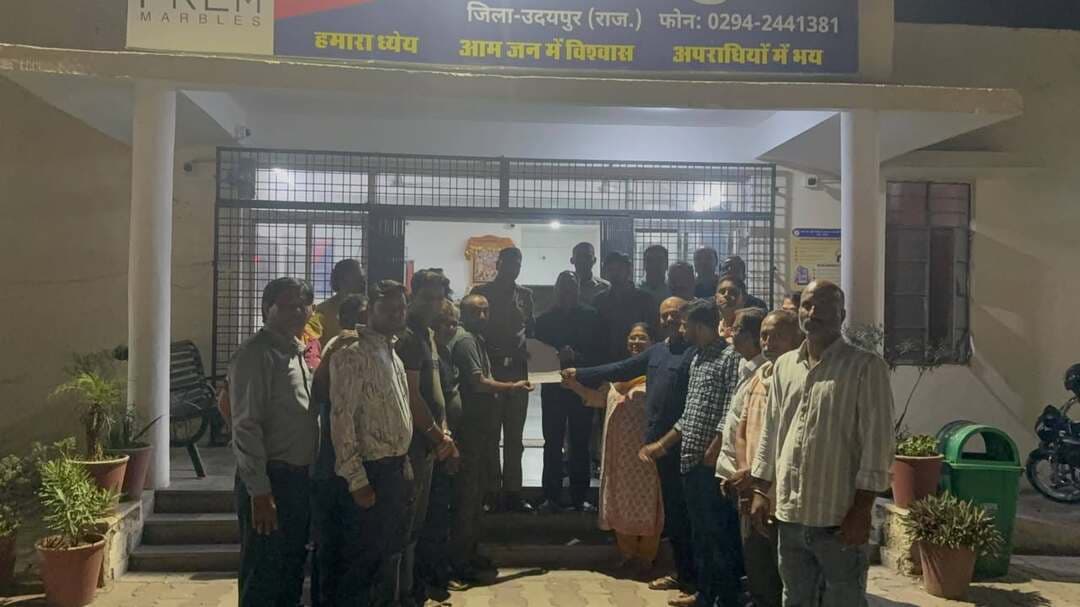 हनुमान मंदिर को क्षतिग्रस्त करने का आरोप, विरोध पर बंदूक निकालकर धमकाने की शिकायत
सुखेर थाना क्षेत्र का मामला, कॉलोनीवासियों ने होटल संचालक के खिलाफ पुलिस को दी शिकायत
उदयपुर। शहर के सुखेर थाना क्षेत्र में हनुमान मंदिर को क्षतिग्रस्त करने की कोशिश और विरोध करने वाले लोगों को बंदूक दिखाकर धमकाने का मामला सामने आया है। पुलक बिहार कॉलोनी के निवासियों ने पास स्थित मनसा होटल के संचालक अजीतपाल सिंह राणावत पर गंभीर आरोप लगाते हुए पुलिस से कार्रवाई की मांग की है।
कॉलोनीवासियों के अनुसार, क्षेत्र के लोगों ने आपसी सहयोग और चंदा एकत्रित कर मनसा होटल के पास हनुमान जी का मंदिर बनवाया था। आरोप है कि रविवार को मंदिर के पास लगे लाइट के पोल गिरा दिए गए। इसका विरोध करने पर होटल संचालक कथित तौर पर लोहे का सरिया लेकर लोगों की ओर दौड़ा।
शिकायतकर्ताओं का आरोप है कि विवाद बढ़ने पर होटल संचालक अपनी कार से बंदूक निकालकर लोगों को धमकाने लगा और जान से मारने की धमकी दी। पूजा-अर्चना करने पहुंचे श्रद्धालुओं के साथ भी कथित तौर पर अभद्रता और हमला करने का प्रयास किया गया।
कॉलोनीवासियों का कहना है कि मंदिर बनने के बाद वहां श्रद्धालुओं की आवाजाही बढ़ी है। उनका आरोप है कि इसी बात को लेकर उन्हें परेशान किया जा रहा है। शिकायत में होटल के भीतर कथित रूप से अनुचित गतिविधियां संचालित होने का आरोप भी लगाया गया है।
क्षेत्रवासियों ने पुलिस से पूरे मामले की निष्पक्ष जांच कर संबंधित लोगों के खिलाफ उचित कानूनी कार्रवाई करने की मांग की है। मामले में लगाए गए आरोपों की पुलिस जांच और दूसरे पक्ष का बयान सामने आने के बाद ही स्थिति स्पष्ट हो सकेगी।
