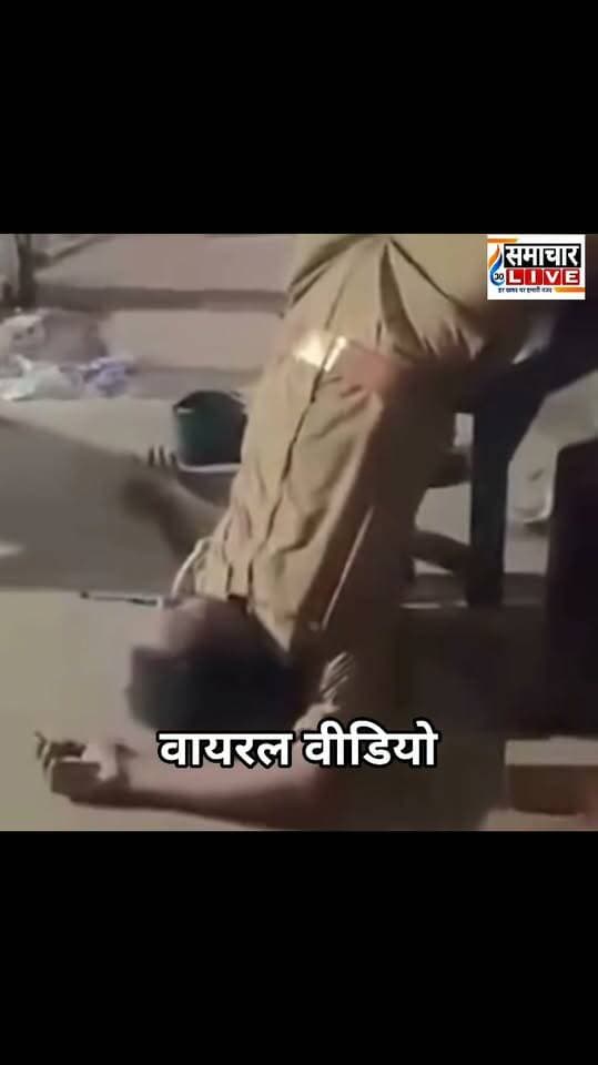 उत्तर प्रदेश के चित्रकूट में वर्दीधारी पुलिसकर्मी का वीडियो सोशल मीडिया पर वायरल,
वीडियो वायरल होते ही निलंबन की हुई कार्यवाही
शराब के नशे में गैर-जिम्मेदाराना आचरण का आरोप, सीओ सिटी को सौंपी गई पूरे मामले की प्रारंभिक जांच
सोशल मीडिया पर वीडियो सामने आने के बाद पुलिस विभाग की कार्रवाई,और विभागीय जांच शुरू
उत्तर प्रदेश के चित्रकूट में वर्दीधारी पुलिसकर्मी का कथित तौर पर शराब के नशे में होने और गैर-जिम्मेदाराना व्यवहार करने का वीडियो सोशल मीडिया पर सामने आने के बाद पुलिस विभाग ने कार्रवाई की है। विभागीय रिपोर्ट के अनुसार, पुलिस लाइन में तैनात मुख्य आरक्षी दीपक प्रकाश वर्मा को तत्काल प्रभाव से निलंबित कर दिया गया है। मामले की प्रारंभिक जांच क्षेत्राधिकारी नगर को सौंपी गई है और विभागीय कार्यवाही शुरू कर दी गई है।