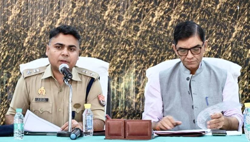 #बलिया में #विधान_परिषद #निर्वाचन-2026 को निष्पक्ष, शांतिपूर्ण और भयमुक्त वातावरण में संपन्न कराने के लिए जिला प्रशासन और पुलिस पूरी तरह अलर्ट मोड में हैं। 23 अक्टूबर को होने वाले #वाराणसी खंड स्नातक एवं शिक्षक निर्वाचन क्षेत्र के मतदान से पहले #जिलाधिकारी ज्ञानेंद्र सिंह और #पुलिस_अधीक्षक डॉ. ईरज राजा ने पुलिस लाइन के मीटिंग हॉल में मतदान एवं पुलिस कर्मियों की संयुक्त ब्रीफिंग कर सुरक्षा व्यवस्था और चुनावी तैयारियों की समीक्षा की। अधिकारियों को #निर्वाचन आयोग के दिशा-निर्देशों का अक्षरशः पालन करने, मतपेटियों की सीलिंग और चुनावी प्रपत्रों की प्रक्रिया सावधानीपूर्वक पूरी करने तथा मतदान केंद्रों पर कड़ी सुरक्षा बनाए रखने के निर्देश दिए गए। डीएम ने चुनावी ड्यूटी में लापरवाही बरतने वालों के खिलाफ कठोर कार्रवाई की चेतावनी दी, जबकि एसपी ने अफवाह फैलाने वालों पर सख्ती के निर्देश दिए। ब्रीफिंग के बाद #डीएम और #एसपी ने मॉडर्न तहसील सदर में पोलिंग पार्टियों की रवानगी के लिए बनाए गए स्टॉल का निरीक्षण कर आवश्यक दिशा-निर्देश भी दिए। जिले के 54 मतदेय स्थलों पर मतदान की तैयारियों के बीच प्रशासन ने मतदाताओं से बिना किसी भय या प्रलोभन के अपने मताधिकार का प्रयोग करने की अपील की है।
#followerseveryone #nonfollowersviewers #all
#BalliaNews #MLCElection2026 #ElectionSecurity #DistrictAdministration #UttarPradeshPolice