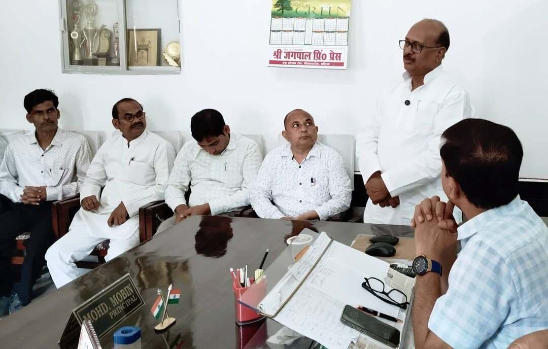#बलिया के #बेल्थरारोड में #शिक्षक और #स्नातक #एमएलसी #चुनाव को लेकर क्षेत्रीय #विधायक #हंसू_राम ने मोर्चा संभाल लिया है। गुरुवार को डीएवी इंटर कॉलेज और #जीएमएएम इंटर कॉलेज पहुंचकर उन्होंने शिक्षकों एवं कर्मचारियों के साथ बैठक की और #मुख्यमंत्री योगी आदित्यनाथ का संदेश रखते हुए भाजपा प्रत्याशियों के पक्ष में मतदान की अपील की। विधायक ने पदोन्नति, वेतन विसंगति, पेंशन बहाली, कौशल विकास और रोजगार जैसे मुद्दों को सदन में प्रमुखता से उठाने और प्रभावी पैरवी का भरोसा दिलाया। वहीं, #जीएमएएम इंटर कॉलेज #प्रिंसिपल #मो_मोबिन ने विधायक द्वारा कालेज में किए गए सड़क एवं प्रकाश के विकास कार्य को विस्तार से बताया। डीएवी इंटर कॉलेज प्रधानाचार्य शिवशंकर प्रसाद कुसुमाकर ने शिक्षक सम्मान, संस्थान के विकास और क्षेत्र में कराए गए कार्यों को सामने रखा। अब देखना होगा कि शिक्षकों और स्नातक मतदाताओं के बीच विधायक की यह सक्रियता भाजपा प्रत्याशियों के समर्थन को कितना मजबूत करती है।
#followerseveryone #nonfollowersviewers #all
#BalliaNews #BeltharaRoad #BJP #MLCElection #HanshuRam