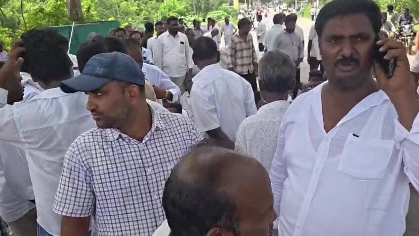 గంగాధర నెల్లూరు: శ్రీరంగరాజపురంలో ఉద్రిక్తత: నామినేషన్లకు అనుమతి నిరాకరణపై వైఎస్సార్సీపీ అభ్యర్థుల నిరసన