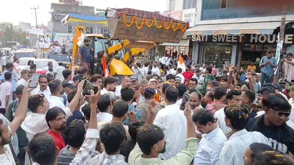 Live 🔴👉 कांग्रेस के पूर्व मुख्यमंत्री हरीश रावत ने निकाली धन्यवाद व जन संवाद यात्रा, इस यात्रा के रामनगर पहुंचने पर कांग्रेस के कार्यकर्ता और उनके समर्थकों ने किया जोरदार स्वागत
#Harishrawat #congressuttrakhand
#sailjakumari #GovindSinghKunjwal
#sanjaynegi #pushkardurgapal
#viralnews #viralvideo #allfollowersnews