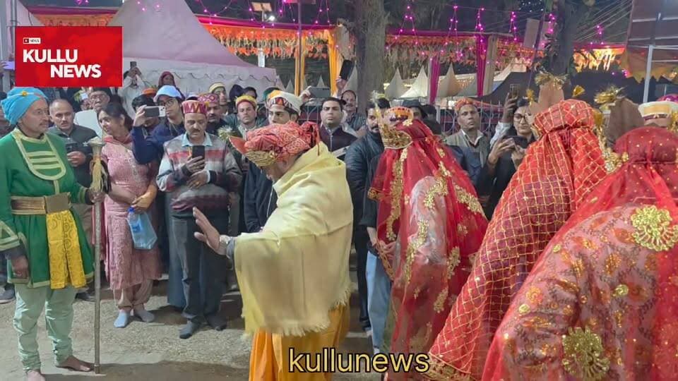 अंतरराष्ट्रीय कुल्लू दशहरा उत्सव के पहले दिन भगवान रघुनाथ जी की भव्य रथयात्रा और शाम की आरती के बाद, अगले दिन (उत्सव के दूसरे दिन) से ढालपुर मैदान के अस्थायी शिविरों में कई खास और महत्वपूर्ण धार्मिक व सांस्कृतिक गतिविधियां शुरू हो जाती हैं:
देवी-देवताओं के दर्शन और मेल-मिलाप: रथयात्रा के बाद अगले दिन से ढालपुर मैदान में देश-विदेश से आए श्रद्धालुओं और पर्यटकों के लिए घाटी के सैकड़ों देवी-देवताओं तथा भगवान रघुनाथ के दर्शन का सिलसिला सुचारू रूप से शुरू हो जाता है। श्रद्धालु और देवलु अपने आराध्य देवी-देवताओं के अस्थायी शिविरों में पहुंचकर उनका आशीर्वाद लेते हैं।
देव-संस्कृति और पारंपरिक अनुष्ठान: ढालपुर मैदान में अलग-अलग क्षेत्रों (जैसे आउटर सिराज, निरमंड और घाटी के अन्य हिस्सों) से पहुंचे देवी-देवताओं के शिविरों में पारंपरिक वाद्ययंत्रों (ढोल-नगाड़ों, नरसिंगों और थाली-शंख) की गूंज के साथ पूजा-अर्चना और धार्मिक अनुष्ठान शुरू होते हैं।