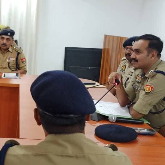#Balrampur ! शिक्षक निर्वाचन को लेकर पुलिस अलर्ट, एसपी ने की ब्रीफिंग
मतदान केंद्रों की सुरक्षा से लेकर मतपेटियों के सुरक्षित परिवहन तक सतर्कता बरतने के निर्देश
#बलरामपुर, 22 अक्टूबर। उत्तर प्रदेश विधान परिषद के गोरखपुर-फैजाबाद खंड शिक्षक निर्वाचन क्षेत्र के चुनाव को शांतिपूर्ण, निष्पक्ष एवं सकुशल संपन्न कराने के लिए पुलिस प्रशासन अलर्ट हो गया है। गुरुवार को पुलिस अधीक्षक मार्तण्ड प्रकाश सिंह ने पुलिस कार्यालय सभागार में निर्वाचन ड्यूटी में तैनात अधिकारियों एवं कर्मचारियों की ब्रीफिंग कर आवश्यक दिशा-निर्देश दिए।
एसपी ने पुलिसकर्मियों को पूरी सतर्कता, निष्पक्षता और जिम्मेदारी के साथ ड्यूटी निभाने तथा मतदान के दौरान कानून-व्यवस्था बनाए रखने के निर्देश दिए। उन्होंने मतदान केंद्रों पर सुरक्षा के पुख्ता इंतजाम करने, मतपेटियों के सुरक्षित परिवहन और संदिग्ध गतिविधियों पर कड़ी नजर रखने को कहा। साथ ही किसी भी आपात स्थिति से निपटने के लिए तत्पर रहने और निर्वाचन आयोग के निर्देशों का कड़ाई से पालन सुनिश्चित करने पर जोर दिया।
ब्रीफिंग के दौरान अपर पुलिस अधीक्षक विशाल पाण्डेय, क्षेत्राधिकारी उतरौला डॉ. जितेन्द्र कुमार, क्षेत्राधिकारी ललिया डीके श्रीवास्तव, क्षेत्राधिकारी यातायात विजय कुमार पाण्डेय, पुलिस उपाधीक्षक अशोक कुमार सिंह सहित अन्य अधिकारी एवं कर्मचारी मौजूद रहे।
#balrampur #balrampurpolicr