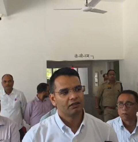 #Balrampur !शिक्षक निर्वाचन: बलरामपुर में कल 10 बूथों पर पड़ेंगे वोट, 982 मतदाता करेंगे मतदान
839 पुरुष और 143 महिला मतदाता करेंगे मताधिकार का प्रयोग, सुरक्षा के बीच रवाना होंगी पोलिंग पार्टियां
#बलरामपुर, 22 अक्टूबर। गोरखपुर–फैजाबाद खंड शिक्षक निर्वाचन क्षेत्र के लिए 23 अक्टूबर को जिले के 10 मतदान बूथों पर मतदान कराया जाएगा। निर्वाचन के लिए सभी तैयारियां पूरी कर ली गई हैं। जिले में कुल 982 मतदाता अपने मताधिकार का प्रयोग करेंगे, जिनमें 839 पुरुष और 143 महिला मतदाता शामिल हैं।
जिलाधिकारी एवं जिला निर्वाचन अधिकारी डॉ. विपिन कुमार जैन ने बताया कि नगर क्षेत्र के एमपीपी इंटर कॉलेज में दो तथा तुलसीपुर के स्वतंत्र इंटर कॉलेज में एक मतदान बूथ बनाया गया है। इसके अलावा जिले के सभी विकासखंडों के सभागारों में सात मतदान बूथ स्थापित किए गए हैं।
उन्होंने बताया कि मतदान कार्मिकों का प्रशिक्षण पूरा हो चुका है। पोलिंग पार्टियों को मजिस्ट्रेट की मौजूदगी में पुलिस सुरक्षा के साथ निर्धारित मतदान केंद्रों के लिए रवाना किया जाएगा। मतदान मतपत्र और मतपेटिका के माध्यम से संपन्न होगा। पोलिंग पार्टियां मतदान केंद्रों पर रात्रि विश्राम करेंगी और मतदान के बाद मतपेटिकाओं के साथ कलेक्ट्रेट लौटेंगी।
जिलाधिकारी ने बताया कि मतपेटिकाएं जमा कराने के लिए जिलाधिकारी न्यायालय में स्ट्रांग रूम बनाया गया है। मतदान के बाद मतपेटिकाओं को गोरखपुर भेजा जाएगा। सभी मतदान केंद्रों पर सुरक्षा के पर्याप्त इंतजाम किए गए हैं, ताकि मतदान शांतिपूर्ण एवं व्यवस्थित ढंग से संपन्न कराया जा सके।
#dmbalrampur