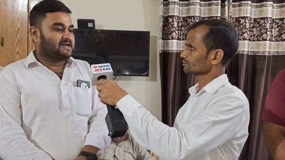 #वर्त्तमान परिदृश्य में हमारे समाज के लोगों को (City clinic and dental hospital) सिटी क्लिनिक एंड डेंटल हॉस्पिटल, सीतामढ़ी के संचालक डॉक्टर मृत्युंजय कुमार झा से शिक्षा लेने की जरूरत है? पूरी वीडियो को गंभीरता पूर्वक सुनिएगा? अभी यह मेरा पहला पार्ट है। दूसरा पार्ट भी हम कुछ देर में रिलीज करेंगे? इन्होंने समाज को जोड़ने वाली जो बातें बताई है। उस बात पर हम लोगों को अमल करने की जरूरत है?
#rjd #bjp #TejashwiYadav