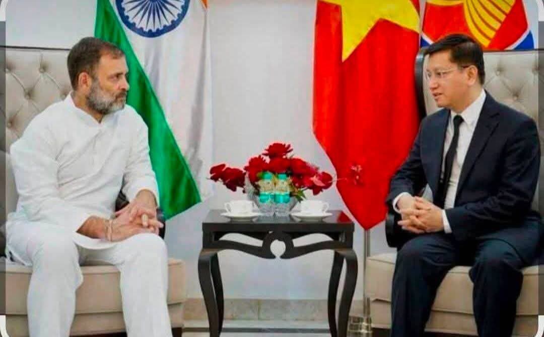 রবিবার ভিয়েতনাম গেলেন বিরোধী দলনেতা রাহুল গান্ধী। সম্পূর্ণ রাষ্ট্রীয় মর্যাদা পেলেন, যা সাধারণত দেশের রাষ্ট্রপ্রধানরা পেয়ে থাকেন।