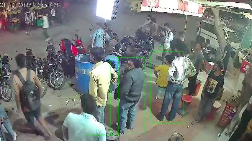 जयपुर में बेखौफ बदमाशों का आतंक!
राजधानी जयपुर के गांधीनगर जंक्शन पर स्विफ्ट कार सवार ने जमकर उत्पात मचाया। घटना ने शहर की कानून-व्यवस्था और पुलिस प्रशासन की मुस्तैदी पर सवाल खड़े कर दिए हैं। आखिर राजधानी में बदमाश इतने बेखौफ क्यों हैं? पुलिस प्रशासन मामले में सख्त कार्रवाई करे, ताकि आमजन सुरक्षित महसूस कर सकें।