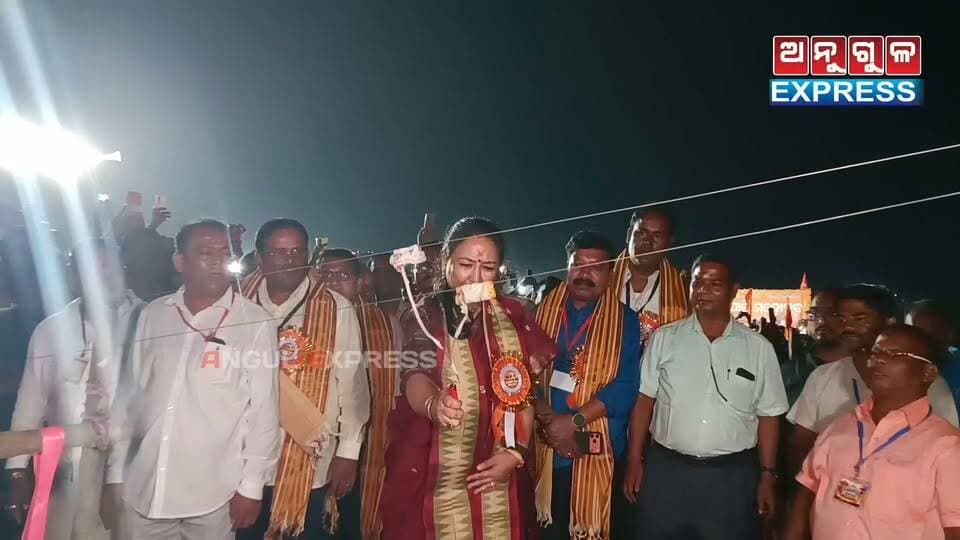 #ରାବଣ_ଦହନ_କଲେ_ଧର୍ମେନ୍ଦ୍ରଙ୍କ_ଧର୍ମପତ୍ନୀ_ମୃଦୁଳା_ଠାକୁର_ପ୍ରଧାନ।ତାଳଚେର ସାଉଥ ବଲଣ୍ଡା ଠାରେ ରାବଣପୋଡି ମହୋତ୍ସବରେ ରାବଣକୁ ଦହନ କଲେ ପୂର୍ବତନ ମନ୍ତ୍ରୀ ଧର୍ମେନ୍ଦ୍ର ପ୍ରଧାନଙ୍କ ଧର୍ମପତ୍ନୀ ମୃଦୁଳା ଠାକୁର ପ୍ରଧାନ। #Rabanpodi #southbalanda #talcher #angulexpress #dussehrafestival #Odisha
