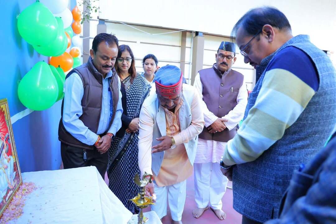 🏸 पौड़ी में 24वीं राज्य स्तरीय बैडमिंटन प्रतियोगिता का आगाज, 11 जनपदों के खिलाड़ी दिखाएंगे दम!
📍 पौड़ी के कंडोलिया इंडोर स्टेडियम में 22 से 24 अक्टूबर तक आयोजित हो रही 24वीं राज्य स्तरीय बैडमिंटन प्रतियोगिता का शुभारंभ विधायक राजकुमार पोरी और मुख्य विकास अधिकारी अशोक जोशी ने दीप प्रज्वलित कर किया। प्रतियोगिता में प्रदेश के 11 जनपदों के खिलाड़ियों के साथ देहरादून स्पोर्ट्स हॉस्टल के खिलाड़ी भी प्रतिभाग कर रहे हैं।
🏸 शुभारंभ अवसर पर विधायक ने ध्वजारोहण कर खिलाड़ियों को शपथ दिलाई। इसके बाद विधायक और सीडीओ ने बैडमिंटन खेलकर प्रतियोगिता का विधिवत शुभारंभ किया।
विधायक राजकुमार पोरी ने कहा कि खेल युवाओं के शारीरिक और मानसिक विकास के साथ अनुशासन, आत्मविश्वास और इच्छाशक्ति को मजबूत करते हैं। वहीं, सीडीओ अशोक जोशी ने विद्यार्थियों से पढ़ाई के साथ खेल गतिविधियों में भी बढ़-चढ़कर भाग लेने का आह्वान किया।
🌿 प्रतियोगिता में पहुंचे देहरादून स्पोर्ट्स हॉस्टल के युवराज कुंजवाल और अल्मोड़ा के दक्ष ने पौड़ी के प्राकृतिक वातावरण और खेल सुविधाओं की सराहना करते हुए कहा कि ऐसे आयोजन पहाड़ के युवाओं को खेलों में भविष्य बनाने और प्रदेश का नाम रोशन करने का अवसर देते हैं।
🏆 खेल, प्रतिभा और पहाड़ के युवाओं का उत्साह—कंडोलिया स्टेडियम में दिखेगा रोमांचक मुकाबला!
#पौड़ी #बैडमिंटनप्रतियोगिता #राज्यस्तरीयबैडमिंटन #खेलउत्तराखंड #PauriGarhwal #UttarakhandSports #पहाड़खबरसारLive
पोस्ट को और संक्षिप्त बनाएं
खबर का एंगल और प्रभावी करें
खिलाड़ियों के बयान उभारें
