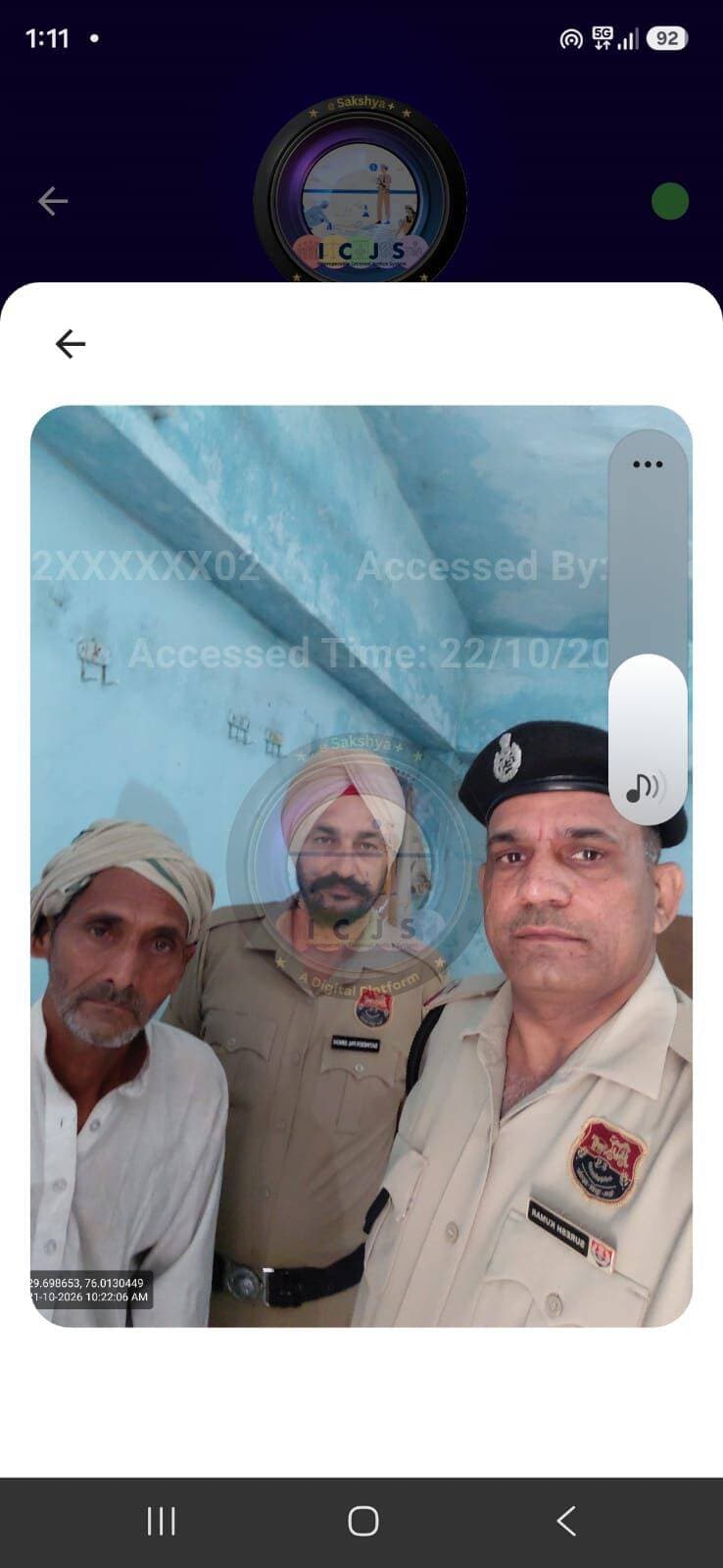 प्रेस नोट
जिला जींद
दिनांक: 22.10.2026
*थाना गढी पुलिस कि सतर्क कार्रवाई* ।
*अदालत में गलत वाहन की आर.सी. पेश कर बहन की जमानत करवाने के मामले में आरोपी गिरफ्तार* ।
पुलिस अधीक्षक जींद श्रीमती उपासना आईपीएस के कुशल मार्गदर्शन में जिला जींद पुलिस द्वारा अपराधियों के खिलाफ नियमानुसार कार्रवाई करते हुए थाना गढ़ी पुलिस ने अदालत में पहले ही बेचे जा चुके वाहन की आर.सी. को जमानत के लिए पेश कर अदालत को गुमराह करने के मामले में आरोपी को गिरफ्तार करने में सफलता हासिल कि है ।
पकडे गए आरोपी कि पहचान इकबाल वासी हांसा पत्ती, धमतान साहिब, जिला जींद के रुप में हुई है ।
थाना गढ़ी के प्रभारी उप.नि. राजेश कुमार ने जानकारी देते हुए बताया कि एनडीपीएस एक्ट के एक मामले में आरोपी रेखा वासी धमतान साहिब को पुलिस ने गिरफ्तार किया था। उक्त मामले में रेखा की जमानत करवाने के लिए उसके भाई इकबाल ने माननीय अदालत में वाहन की रजिस्ट्रेशन सर्टिफिकेट (आर.सी.) जमानत के दस्तावेज के रूप में पेश की ।
माननीय न्यायालय द्वारा संबंधित वाहन के पंजीकरण संबंधी रिकॉर्ड की जांच करवाने पर सामने आया कि उक्त वाहन को वर्ष 2023 में इकबाल द्वारा अन्य व्यक्ति को बेच कर उक्त वाहन की आर.सी. का इस्तेमाल अपनी बहन की जमानत करवाने के लिए किया ।
इस संबंध में माननीय अदालत के आदेशानुसार नियमानुसार कार्यवाही करते हुए आरोपी इकबाल के खिलाफ थाना गढ़ी में धारा 319(2), 318(4), 61(2) एवं 235 भारतीय न्याय संहिता (BNS) के मामला दर्ज करके आरोपी इकबाल को गिरफ्तार करके माननीय अदालत में पेश करके जिला जेल भेज दिया गया है ।
जींद पुलिस आमजन से अपिल करती है कि किसी भी अवैध गतिविधि कि सुचना तुरंत पुलिस को दे ताकी समय रहते उचित कार्यवाही कि जा सके ।