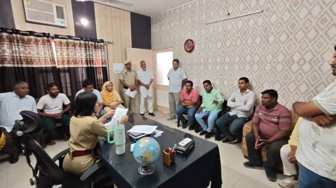 *आमजन की समस्याओं के समाधान के लिए एसपी निकिता खट्टर की जनसुनवाई पहल जारी, टोहाना में 12 शिकायतें प्राप्त*
*– जनसुनवाई में पहुंचे 47 नागरिक, एसपी निकिता खट्टर ने गंभीरता एवं संवेदनशीलता से सुनीं समस्याएं, संबंधित अधिकारियों को दिए त्वरित कार्रवाई के निर्देश*
*– आमजन को अपने ही क्षेत्र में मिल रहा वरिष्ठ पुलिस अधिकारी के समक्ष शिकायत रखने का अवसर, पुलिस और जनता के बीच मजबूत हो रहा विश्वास*
*– शिकायतों का निष्पक्ष, पारदर्शी एवं समयबद्ध समाधान सुनिश्चित करें अधिकारी, प्रत्येक शिकायतकर्ता को कार्रवाई से करवाएं अवगत : एसपी निकिता खट्टर*
टोहाना, 22 अक्टूबर। आमजन की समस्याओं का प्राथमिकता के आधार पर समाधान सुनिश्चित करने तथा पुलिस और जनता के बीच विश्वास, संवाद एवं सहयोग की भावना को और अधिक सुदृढ़ बनाने के उद्देश्य से *पुलिस अधीक्षक श्रीमती निकिता खट्टर, आईपीएस* द्वारा शुरू की गई विशेष जनसुनवाई की पहल निरंतर जारी है। इसी कड़ी में आज वीरवार को थाना सदर टोहाना स्थित पुराने डीएसपी कार्यालय में पुलिस अधीक्षक ने टोहाना एवं आसपास के क्षेत्रों से पहुंचे नागरिकों की शिकायतों एवं समस्याओं को गंभीरता से सुना तथा संबंधित थाना प्रभारियों एवं अधिकारियों को नियमानुसार त्वरित, निष्पक्ष एवं प्रभावी कार्रवाई सुनिश्चित करने के निर्देश दिए।
जनसुनवाई के दौरान कुल 47 नागरिक अपनी समस्याओं को लेकर पुलिस अधीक्षक के समक्ष पहुंचे, जबकि 12 शिकायतें प्राप्त हुईं। पुलिस अधीक्षक ने प्रत्येक फरियादी से सीधे संवाद करते हुए उनकी समस्याओं को धैर्यपूर्वक एवं संवेदनशीलता के साथ सुना। उन्होंने शिकायतों से संबंधित तथ्यों की जानकारी प्राप्त की तथा मौके पर मौजूद अधिकारियों को आवश्यक दिशा-निर्देश दिए। उन्होंने स्पष्ट किया कि प्रत्येक शिकायत पर नियमानुसार कार्रवाई की जाए तथा किसी भी शिकायतकर्ता को अनावश्यक रूप से कार्यालयों के चक्कर न लगाने पड़ें।
*आमजन को अपने ही क्षेत्र में मिल रही जनसुनवाई की सुविधा*
उल्लेखनीय है कि *पुलिस अधीक्षक श्रीमती निकिता खट्टर* द्वारा टोहाना एवं आसपास के क्षेत्रों के नागरिकों की सुविधा को ध्यान में रखते हुए प्रत्येक वीरवार को दोपहर 12 बजे से 2 बजे तक विशेष जनसुनवाई आयोजित की जा रही है। इस पहल के माध्यम से नागरिकों को अपनी शिकायतों एवं समस्याओं के समाधान के लिए जिला मुख्यालय फतेहाबाद आने की आवश्यकता कम हुई है। आमजन अपने ही क्षेत्र में वरिष्ठ पुलिस अधिकारी के समक्ष सीधे अपनी बात रख पा रहे हैं।
पुलिस अधीक्षक ने कहा कि जनसुनवाई का उद्देश्य केवल शिकायतें प्राप्त करना नहीं, बल्कि प्रत्येक शिकायत पर प्रभावी कार्रवाई सुनिश्चित करते हुए आमजन को उचित राहत उपलब्ध करवाना है। उन्होंने कहा कि पुलिस प्रशासन का प्रयास है कि नागरिकों की समस्याओं का समाधान यथासंभव स्थानीय स्तर पर ही हो तथा उन्हें समय पर आवश्यक सहायता मिल सके।
*शिकायतों के निस्तारण में लापरवाही स्वीकार्य नहीं, फरियादियों को मिले समयबद्ध राहत : एसपी निकिता खट्टर*
*पुलिस अधीक्षक श्रीमती निकिता खट्टर, आईपीएस* ने संबंधित अधिकारियों को निर्देश देते हुए कहा कि जनसुनवाई में प्राप्त प्रत्येक शिकायत को गंभीरता से लिया जाए। शिकायतों की निष्पक्ष जांच कर तथ्यों एवं कानून के आधार पर आवश्यक कार्रवाई सुनिश्चित की जाए। उन्होंने कहा कि शिकायतों को अनावश्यक रूप से लंबित रखना उचित नहीं है। प्रत्येक अधिकारी की जिम्मेदारी है कि वह शिकायतकर्ता की समस्या को समझे, नियमानुसार समाधान के लिए प्रभावी कदम उठाए तथा की गई कार्रवाई की जानकारी भी संबंधित नागरिक को उपलब्ध करवाए।
उन्होंने कहा कि पुलिस का दायित्व केवल अपराधों पर अंकुश लगाना और कानून-व्यवस्था बनाए रखना ही नहीं, बल्कि आमजन की समस्याओं के प्रति संवेदनशील रहकर उनकी सहायता करना भी है। प्रत्येक फरियादी के साथ सम्मानजनक, शालीन एवं सहयोगपूर्ण व्यवहार किया जाना चाहिए, ताकि नागरिक बिना किसी भय या संकोच के अपनी बात पुलिस के समक्ष रख सकें।
*जनता का विश्वास ही प्रभावी पुलिसिंग की सबसे बड़ी ताकत : एसपी निकिता खट्टर*
पुलिस अधीक्षक ने कहा कि पुलिस और जनता के बीच मजबूत विश्वास एवं बेहतर संवाद से ही सुरक्षित और सकारात्मक सामाजिक वातावरण का निर्माण होता है। जनसुनवाई जैसे प्रयास न केवल आमजन की समस्याओं को समझने का अवसर प्रदान करते हैं, बल्कि पुलिस कार्यप्रणाली में पारदर्शिता, जवाबदेही एवं संवेदनशीलता को भी बढ़ावा देते हैं।
उन्होंने कहा कि पुलिस प्रशासन का प्रयास है कि प्रत्येक नागरिक को यह भरोसा हो कि उसकी शिकायत को गंभीरता से सुना जाएगा तथा उस पर निष्पक्ष एवं नियमानुसार कार्रवाई की जाएगी। आमजन की संतुष्टि और सुरक्षा फतेहाबाद पुलिस की प्रमुख प्राथमिकताओं में शामिल हैं।
*पुलिस अधीक्षक श्रीमती निकिता खट्टर* ने टोहाना एवं आसपास के क्षेत्रवासियों से अपील की कि वे अपनी शिकायतों एवं समस्याओं के समाधान के लिए प्रत्येक वीरवार को दोपहर 12 बजे से 2 बजे तक थाना सदर टोहाना स्थित पुराने डीएसपी कार्यालय में आयोजित विशेष जनसुनवाई का लाभ उठाएं।
फतेहाबाद पुलिस की यह पहल “जनता के बीच पुलिस, जनता के लिए पुलिस” की भावना को साकार करते हुए नागरिकों और पुलिस के बीच विश्वास, सहयोग एवं सेवा आधारित पुलिसिंग को निरंतर मजबूत बना रही है।