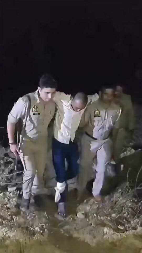 निगोही में पुलिस मुठभेड़,चोरी की ट्रैक्टर-ट्रॉली बरामद,एक बदमाश घायल,दूसरा गिरफ्तार
शाहजहांपुर। निगोही थाना क्षेत्र में गुरुवार को पुलिस मुठभेड़ के दौरान चोरी की ट्रैक्टर-ट्रॉली बरामद की गई। जवाबी फायरिंग में पीलीभीत निवासी बिन्दु के दाहिने पैर में गोली लगी, जबकि दूसरे आरोपी प्रतापगढ़ निवासी रोहित सरोज को पुलिस ने गिरफ्तार कर लिया।पुलिस के मुताबिक, धुल्लिया चेकपोस्ट पर चेकिंग के दौरान चोरी की ट्रैक्टर-ट्रॉली लेकर दो लोगों के बीसलपुर मार्ग से पीलीभीत जाने की सूचना मिली। पुलिस ने रोकने का प्रयास किया तो आरोपी कच्चे रास्ते से जंगल की ओर भागने लगे। इसी दौरान एक आरोपी ने पुलिस पर फायरिंग कर दी। आत्मरक्षा में पुलिस की जवाबी कार्रवाई में बिन्दु घायल हो गया। उसे जिला अस्पताल रेफर किया गया। पूछताछ में आरोपियों ने ट्रैक्टर-ट्रॉली दो अक्टूबर की रात गुरगांव स्थित इंटरलॉकिंग प्लांट से चोरी करने की बात स्वीकार की। पुलिस ने दोनों के खिलाफ विधिक कार्रवाई शुरू कर दी है।