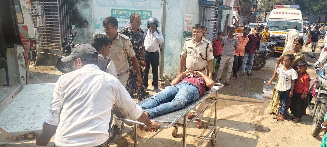 सड़क हादसे में घायल युवक को यातायात पुलिस ने पहुंचाया अस्पताल
जहानाबाद : प्रतिमा विसर्जन के दौरान दक्षिणी के पास सड़क दुर्घटना में घायल आयुष्मान कुमार वर्मा को यातायात पुलिस ने तत्परता दिखाते हुए सदर अस्पताल पहुंचाया। घायल युवक पंचमहल, थाना नगर, जिला जहानाबाद निवासी अनिल वर्मा के पुत्र बताए गए हैं।
यातायात थानाध्यक्ष पु0नि0 अजीत कुमार एवं सोशल मीडिया प्रभारी रंजीत कुमार सिंह ने त्वरित कार्रवाई करते हुए घायल को इलाज के लिए सदर अस्पताल पहुंचाने में मदद की। जहानाबाद पुलिस ने कहा कि वह आम लोगों की सेवा और सुरक्षा के लिए सदैव तत्पर है।