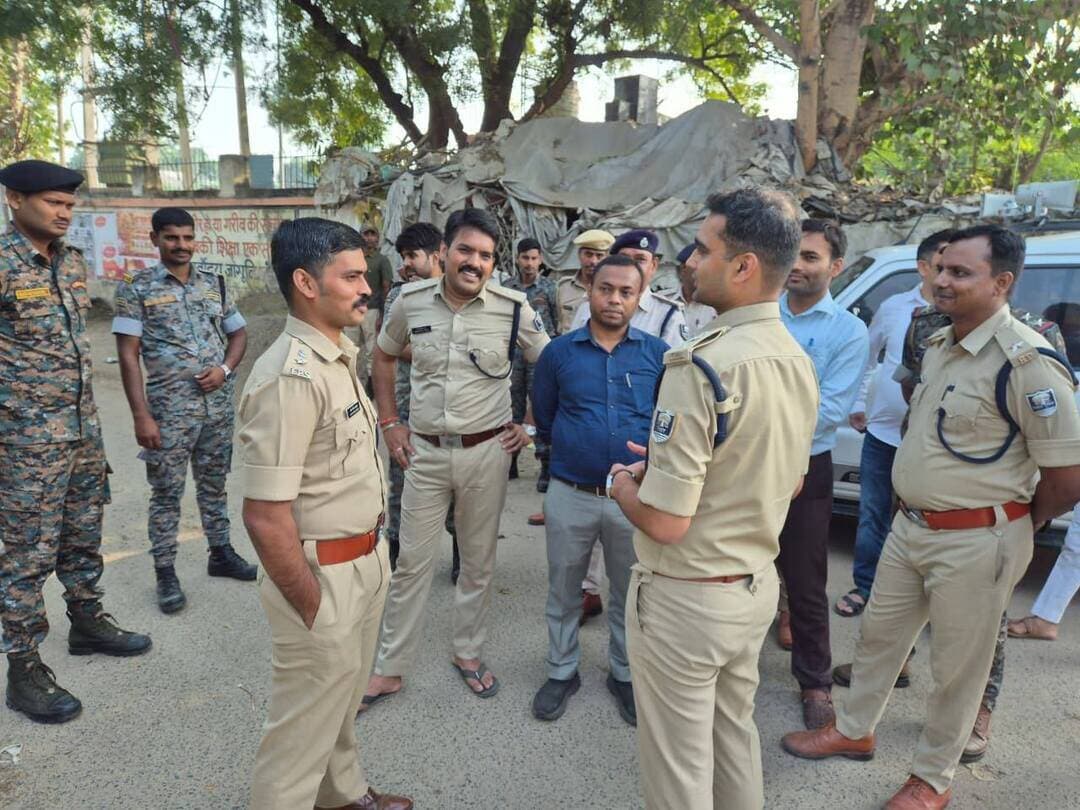 प्रतिमा विसर्जन को लेकर एसपी ने घाटों और मार्गों का लिया जायजा
जहानाबाद : दुर्गा प्रतिमा विसर्जन को शांतिपूर्ण एवं सुरक्षित तरीके से संपन्न कराने के लिए गुरुवार को पुलिस अधीक्षक कोटा किरण कुमार ने विभिन्न विसर्जन घाटों और निर्धारित मार्गों का निरीक्षण किया। इस दौरान उन्होंने सुरक्षा व्यवस्था, विधि-व्यवस्था और यातायात प्रबंधन की स्थिति का जायजा लिया। निरीक्षण के दौरान अपर पुलिस अधीक्षक तथा सदर एवं घोसी के अनुमंडल पुलिस पदाधिकारी भी मौजूद रहे।
निरीक्षण के क्रम में एसपी ने संबंधित पुलिस पदाधिकारियों और जवानों को आवश्यक दिशा-निर्देश दिए। उन्होंने विसर्जन के दौरान सतर्कता बरतने और निर्धारित व्यवस्था के अनुसार ड्यूटी निभाने पर जोर दिया। संवेदनशील स्थानों, विसर्जन मार्गों और घाटों पर पर्याप्त पुलिस बल की तैनाती की गई, ताकि किसी प्रकार की अव्यवस्था उत्पन्न न हो।
पुलिस प्रशासन की ओर से विसर्जन प्रक्रिया पर लगातार निगरानी रखी गई। साथ ही, सुरक्षा और यातायात व्यवस्था को सुचारु बनाए रखने के लिए पुलिसकर्मियों को मुस्तैद रहने का निर्देश दिया गया। जहानाबाद पुलिस ने त्योहार को शांतिपूर्ण, सुरक्षित और सौहार्दपूर्ण वातावरण में संपन्न कराने के लिए अपनी प्रतिबद्धता दोहराई।