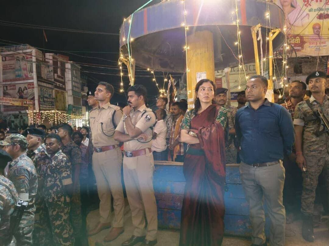 जिलाधिकारी और एसपी ने देर रात संभाली सुरक्षा की कमान, प्रतिमा विसर्जन जुलूस का लिया जायजा
जहानाबाद : दुर्गा प्रतिमा विसर्जन को शांतिपूर्ण एवं सुरक्षित माहौल में संपन्न कराने के लिए बुधवार की रात जिलाधिकारी श्रीमती छिरिङ वाई भूटिया और पुलिस अधीक्षक कोटा किरण कुमार ने स्वयं विसर्जन जुलूस का निरीक्षण किया। 21 और 22 अक्टूबर की मध्यरात्रि अधिकारियों ने विभिन्न विसर्जन मार्गों पर सुरक्षा व्यवस्था एवं विधि-व्यवस्था का जायजा लिया। इस दौरान अपर पुलिस अधीक्षक और अनुमंडल पुलिस पदाधिकारी, सदर भी मौजूद रहे।
जिला प्रशासन और पुलिस प्रशासन की ओर से विसर्जन प्रक्रिया पर लगातार निगरानी रखी गई। संवेदनशील स्थलों, विसर्जन मार्गों और घाटों पर पुलिस बल की तैनाती की गई थी। अधिकारियों ने सतर्कता बरतते हुए विसर्जन को सुव्यवस्थित, शांतिपूर्ण और सौहार्दपूर्ण वातावरण में संपन्न कराने के लिए सुरक्षा व्यवस्था का जायजा लिया। प्रशासन की सक्रियता से विसर्जन के दौरान विधि-व्यवस्था बनाए रखने पर विशेष जोर दिया गया।