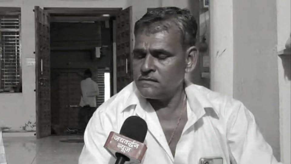 लोढियाणा में सरपंच प्रत्याशी चुन्नीलाल जाट का बड़ा ऐलान, जनता की बैठक में होगा हर समस्या पर फैसला!#rajsamandnews
राजसमंद | ग्राम पंचायत लोढियाणा से सरपंच प्रत्याशी चुन्नीलाल जाट ने कहा कि वे किसी राजनीतिक पार्टी या दल से जुड़े हुए नहीं हैं, बल्कि सीधे जनता से जुड़कर काम करने की सोच रखते हैं। उन्होंने बताया कि यदि वे सरपंच निर्वाचित होते हैं, तो सबसे पहले ग्राम पंचायत की बैठक बुलाकर ग्रामीणों की समस्याओं को सुना जाएगा। बैठक में गांव के लोग अपनी समस्याएं रख सकेंगे और उनके समाधान को लेकर चर्चा की जाएगी। चुन्नीलाल जाट के अनुसार, पंचायत के विकास और समस्याओं के निराकरण में जनता की भागीदारी महत्वपूर्ण रहेगी, ताकि ग्रामीणों की बात सुनकर समस्याओं के समाधान की दिशा में कदम उठाए जा सकें।
GramPanchayatLodhiyana,
Sarpanchchunav,
Panchayatelections,
LodhiyanaVillage