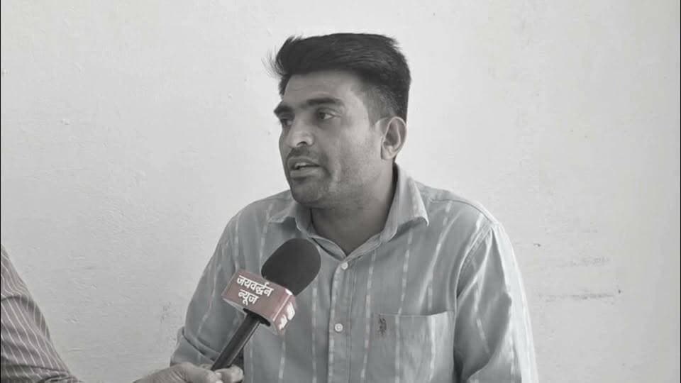 गांवों में लगेंगे CCTV कैमरे, बांडा पंचायत में मिलेगी निशुल्क ई-मित्र सुविधा, सरपंच प्रत्याशी अनिता सुथार का विजन
.
#Rajsamandnews #Sarpanchchunav #Panchyatelection
राजसमंद जिले के आमेट उपखंड की बांडा ग्राम पंचायत से सरपंच प्रत्याशी अनिता सुथार चुनावी मैदान में हैं। उन्होंने पंचायत क्षेत्र में विकास कार्यों को प्राथमिकता देने और आमजन की समस्याओं का समाधान करने की बात कही। अनिता सुथार ने कहा कि यदि जनता उन्हें सेवा का अवसर देती है तो पंचायत में विकास कार्यों की कोई कमी नहीं रहने दी जाएगी। उन्होंने गांवों में सुरक्षा व्यवस्था को बेहतर बनाने के लिए सीसीटीवी कैमरे लगवाने और पंचायत में आमजन को निशुल्क ई-मित्र सुविधा उपलब्ध कराने का लक्ष्य भी बताया।