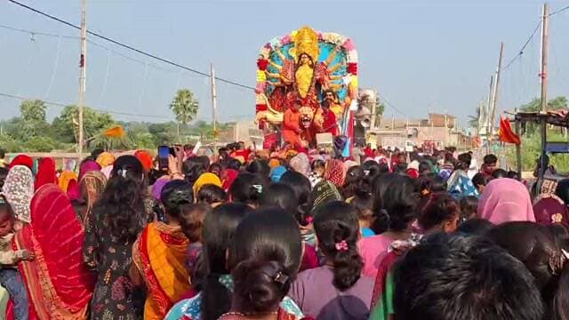 कुरमन दुर्गा मंदिर से निकली माँ दुर्गा की अंतिम शोभायात्रा, अंतिम दर्शन को उमड़ा श्रद्धालुओं का जनसैलाब! 🙏🚩
#कुर्मनदुर्गामंदिर #माँदुर्गा #अंतिमशोभायात्रा #दुर्गापूजा #माँकीविदाई #जयमातादी #दुर्गामाँ #श्रद्धालुओंकीभीड़ #विजयादशमी #गोड्डा #GoddaNews #JBNewsNetwork #DurgaVisarjan #MaaDurga #ViralNews
