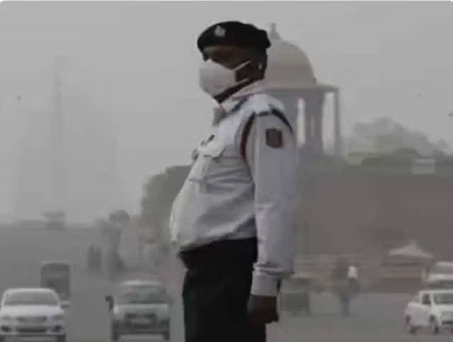*देश के 133 शहरों की हवा साफ, दिल्ली में प्रदूषण बढ़ा; तंदूर में कोयला-लकड़ी जलाने पर रोक*
देश के 256 शहरों में से 133 शहरों में वायु गुणवत्ता सूचकांक (AQI) अच्छा या संतोषजनक दर्ज किया गया, जबकि दिल्ली की हवा खराब बनी हुई है। प्रदूषण पर नियंत्रण के लिए GRAP के तहत रेस्टोरेंट के तंदूर में कोयले और लकड़ी के इस्तेमाल पर रोक लगाई गई है। डीजल जनरेटर के इस्तेमाल की अनुमति केवल आपात स्थिति में होगी।