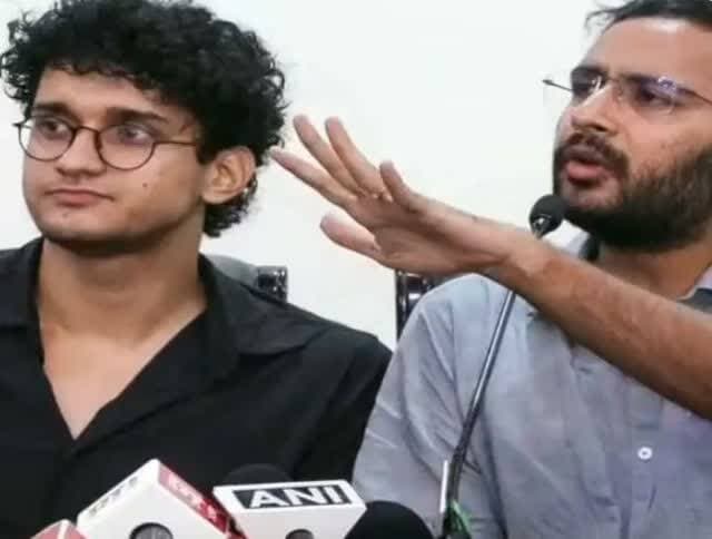 *तिहाड़ जेल से रिहाई के बाद भी मुश्किलें बरकरार, CJP नेताओं को क्राइम ब्रांच का समन*
दिल्ली पुलिस की क्राइम ब्रांच ने CJP नेता सौरव दास, आशुतोष रंका और अजिंक्य शिंदे को गुरुवार को पूछताछ के लिए तलब किया है। बुधवार को न्यायिक हिरासत से रिहा हुए सौरव और आशुतोष को लिखित माफीनामा और शपथ पत्र देने के बाद जमानत मिली थी।