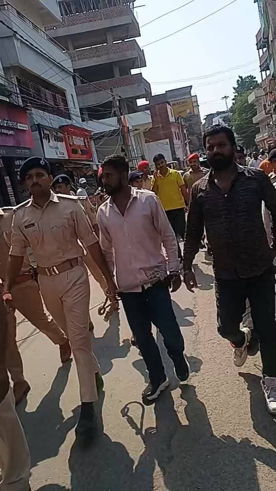 रामकुमार सिंह के हथियारों का आरा में निकल गया परेड नवादा थाना से सिविल कोर्ट तक लाया गया
