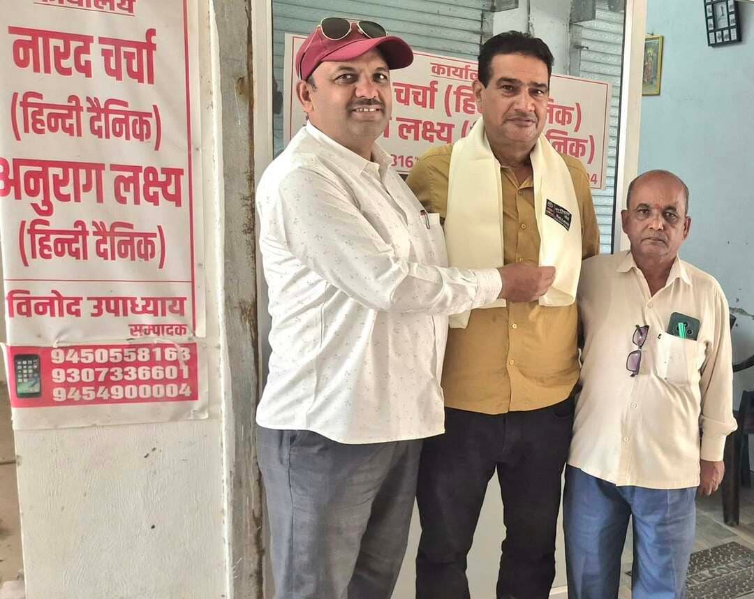 प्रेस क्लब अध्यक्ष विनोद भैया का जन्मदिन मनाते हुए पत्रकार साथियों के साथ।
