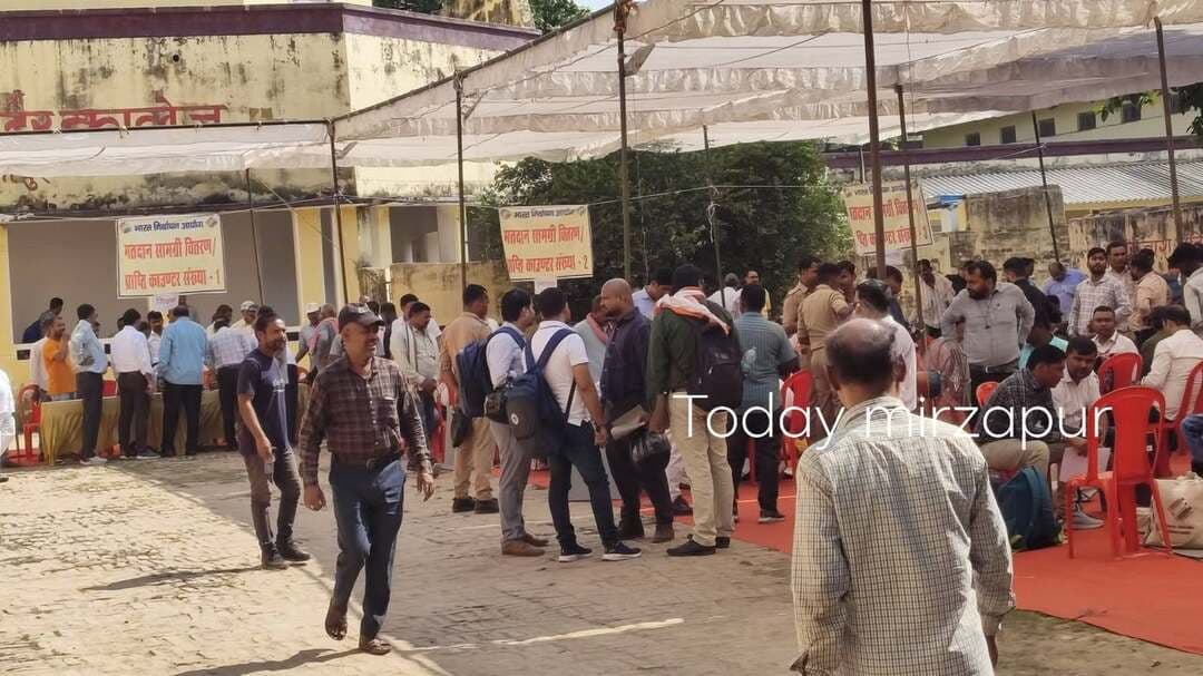 मिर्जापुर: मतदान कराने के लिए पोलिंग बूथों पर रवाना हुए कर्मचारी, सुरक्षा के कड़े इंतजाम
मिर्जापुर। नगर के महुवरिया स्थित राजकीय इंटर कॉलेज से मतदान कराने के लिए कर्मचारी बसों से पोलिंग बूथों के लिए रवाना हुए। जिले में लगभग 16 मतदान केंद्र बनाए जाने की जानकारी है। कर्मचारियों की रवानगी के दौरान पुलिस की कड़ी सुरक्षा व्यवस्था रही।
Today Mirzapur News चैनल पर देखिए कर्मचारियों की रवानगी की तस्वीरें।
#MirzapurNews #TodayMirzapurNews #मिर्जापुर #मतदान #पोलिंगबूथ #चुनाव #UPNews