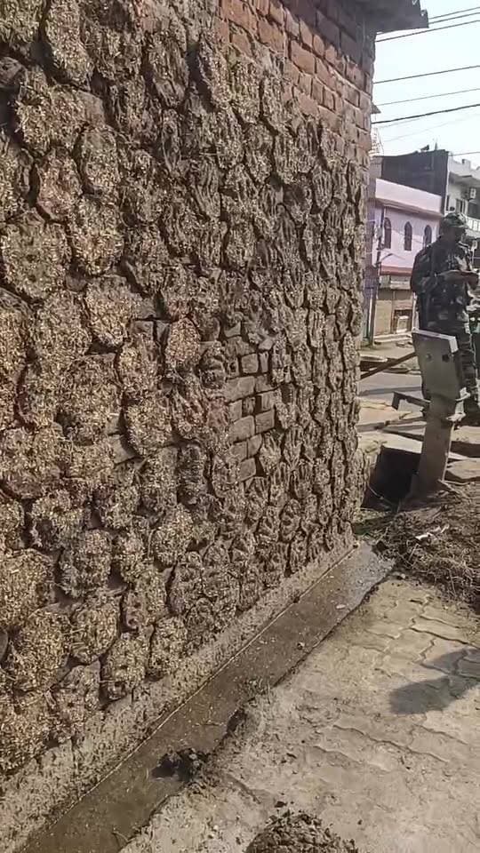 बारा मुड़ी खटाल में धनबाद के अंचल अधिकारी के नेतृत्व में की जा रही नापी ।