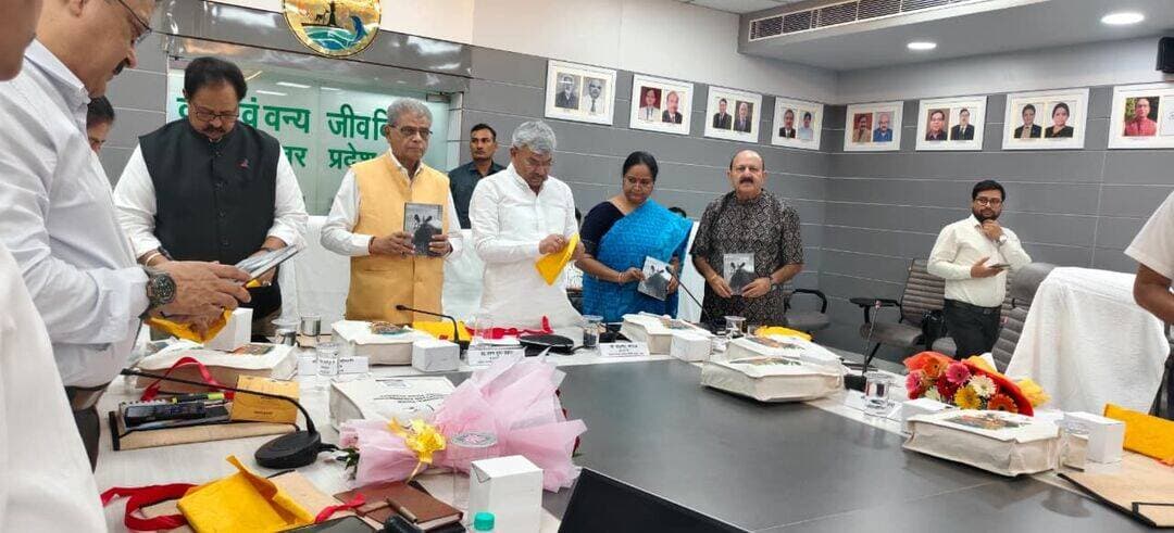 लखीमपुर खीरी। दुधवा टाइगर रिजर्व में सफारी और प्रवेश शुल्क में बढ़ोतरी नहीं होगी। लखनऊ में दुधवा बाघ संरक्षण फाउंडेशन की बैठक में यह निर्णय लिया गया। साथ ही, सफारी और आवास की ऑनलाइन बुकिंग के लिए एकीकृत पोर्टल विकसित करने तथा ‘बफर में सफर’ योजना के जरिए स्थानीय लोगों को रोजगार से जोड़ने पर जोर दिया गया। वित्तीय वर्ष 2025-26 में दुधवा का पर्यटन राजस्व बढ़कर 3.20 करोड़ रुपये पहुंच गया, जो पिछले वर्ष के मुकाबले करीब 49 प्रतिशत अधिक है।