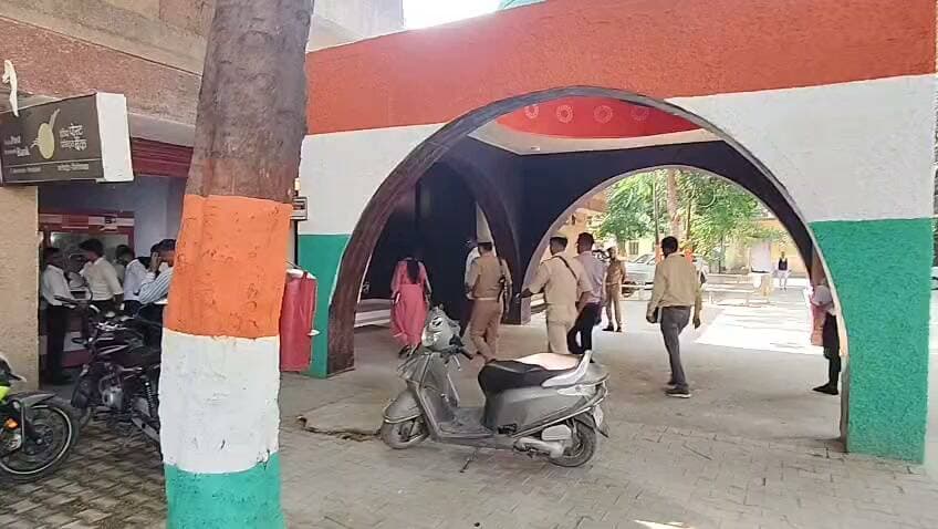 फिरोजाबाद में स्नातक और शिक्षक एमएलसी चुनाव को लेकर प्रशासन अलर्ट।
जिलाधिकारी संतोष कुमार शर्मा ने बताया -
कुल 33 मतदेय स्थल हैं, जिसमें 22 स्नातक के और 11 शिक्षक के हैं।
सभी पोलिंग पार्टियां सामग्री लेकर रवाना, मतदान दल कुछ घंटों में पहुंचेंगे।
मतदान का समय सुबह 8 बजे से शाम 4 बजे तक।
प्रशासनिक व्यवस्थाएं पूर्ण, पर्याप्त पुलिस बल तैनात,
5 जोन और 14 सेक्टर बनाए गए, सेक्टर मजिस्ट्रेट और मोबाइल टीमें तैनात।
चुनाव को शांतिपूर्ण और निष्पक्ष तरीके से कराने के लिए
भारत निर्वाचन आयोग की गाइडलाइन का अक्षरशः पालन कराया जाएगा।
मतदान के बाद पोलिंग पार्टियां पहले फिरोजाबाद आएंगी, फिर सामग्री आगरा जमा होगी।
#Firozabad #DMFirozabad #SantoshKumarSharma #MLCChunav #Election2026
#FirozabadNews #UPNews #BreakingNews #DMStatement
@DM Firozabad @Firozabad Police @CEO UP