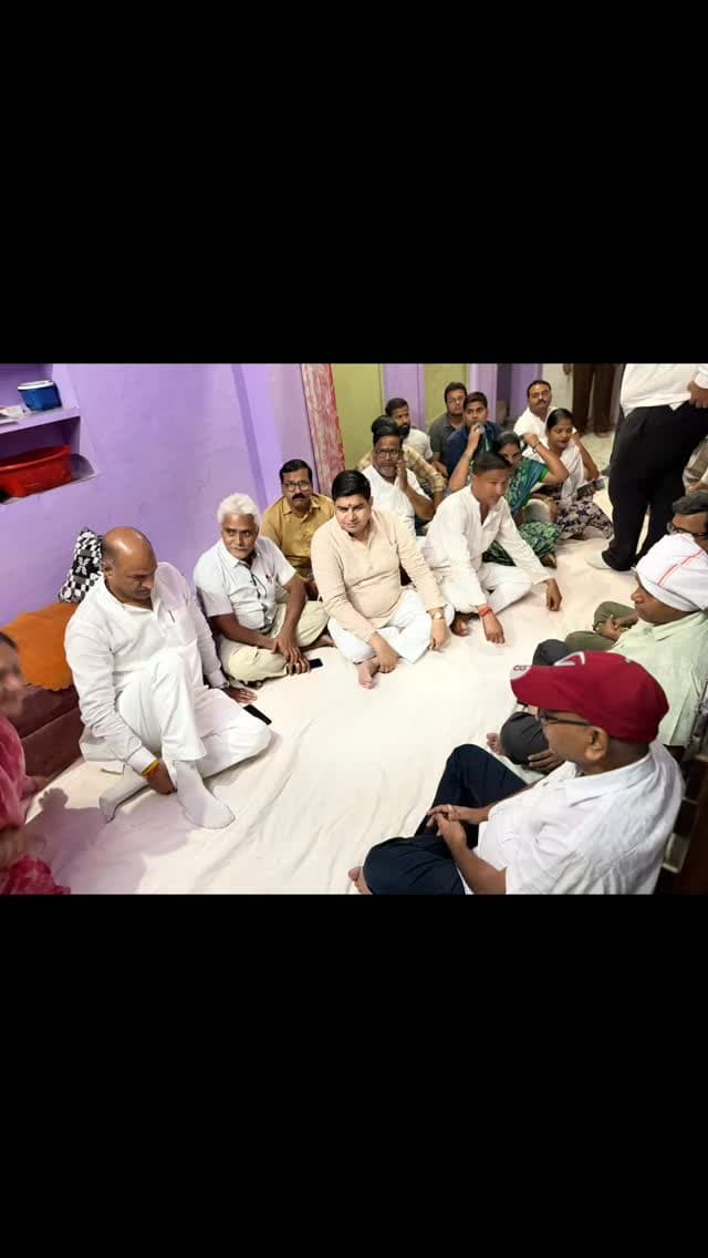 🙏 धौलपुर में वरिष्ठ संवाददाता पीके अग्रवाल के परिवार को सांसद सीपी जोशी ने दी सांत्वना
धौलपुर। वरिष्ठ संवाददाता पीके अग्रवाल के पिता रामचरण लाल गर्ग के निधन पर शोक संवेदना व्यक्त करने के लिए सांसद सीपी जोशी धौलपुर के बाड़ी स्थित उनके पैतृक आवास पहुंचे। सांसद ने दिवंगत आत्मा को श्रद्धांजलि अर्पित कर शोकाकुल परिवार से मुलाकात की और उन्हें ढांढस बंधाया।
इस दौरान सांसद सीपी जोशी ने पीके अग्रवाल के पुत्र कृष्णमुरारी गर्ग और विमल गर्ग से भी मुलाकात कर संवेदना व्यक्त की।
इस अवसर पर भाजपा जिलाध्यक्ष सत्येंद्र पाराशर, वंदना शिवहरे, शिप्रा गर्ग, अनिल गोयल और पार्षद महेश कुशवाहा सहित कई पार्टी पदाधिकारी एवं कार्यकर्ता मौजूद रहे। गणमान्य नागरिकों ने भी शोक संतप्त परिवार के प्रति संवेदना व्यक्त करते हुए दिवंगत आत्मा को श्रद्धांजलि अर्पित की।
हेलो चित्तौड़गढ़ न्यूज़ — खबरें, जो आप तक पहुंचाएं हर जरूरी जानकारी।