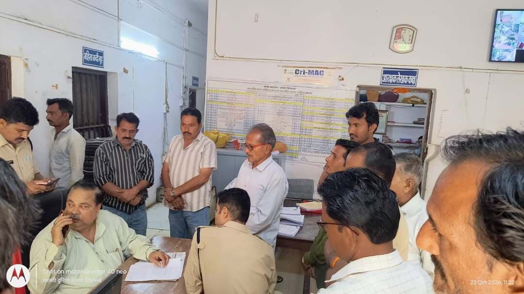 शामगढ़ में 10 किसानों के खेतों से 700 फीट केबल और मोटर चोरी, पुलिस से कार्रवाई की मांग
शामगढ़। क्षेत्र में किसानों के खेतों से केबल और मोटर चोरी होने का मामला सामने आया है। इस संबंध में 10 किसानों ने शामगढ़ पुलिस थाने में आवेदन देकर अज्ञात चोरों के खिलाफ कार्रवाई करने और चोरी गया सामान बरामद करने की मांग की है।
आवेदन के अनुसार, 21 अक्टूबर 2026 की रात अज्ञात व्यक्तियों ने शामगढ़ की सगोरिया रोड स्थित खेतों से कुओं पर पानी निकालने के लिए लगाई गई केबल और मोटर चोरी कर ली। किसानों के मुताबिक, कुल करीब 700 फीट केबल चोरी हुई है। वहीं, मनोहरलाल पाटीदार के खेत से चोरी गई मोटर की कीमत करीब 8 हजार रुपये बताई गई है।
आवेदन देने वाले किसानों में रामचंद्र पिता अम्बाराम पाटीदार, निर्मल पिता हीरालाल पाटीदार, केशरीमल खाती पटेल, हुकुमचंद पिता लालचंद पाटीदार, बद्रीलाल पिता लालचंद पाटीदार, विष्णु पिता बद्रीलाल पाटीदार, भागीरथ प्रजापति, सत्यनारायण प्रजापति, उदेसिंह पंवार और मनोहरलाल पाटीदार शामिल हैं। किसानों ने पुलिस से मामले की जांच कर अज्ञात आरोपियों का पता लगाने तथा चोरी गया सामान वापस दिलाने की मांग की है।