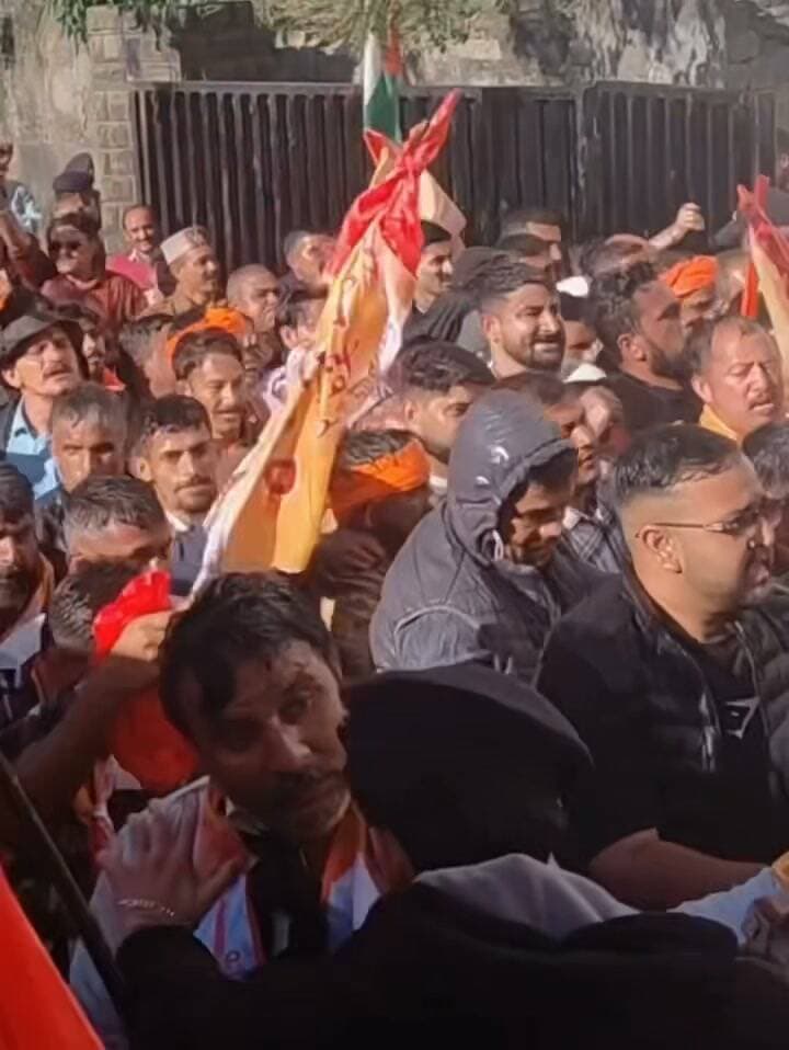 राष्ट्रीय देवभूमि पार्टी के कार्यकर्ताओं पुलिस में झड़फ,प्रदर्शनकारियों ने तोड़ा गेट, पुलिस ने किया लाठीचार्ज ओर पानी की बोछरे