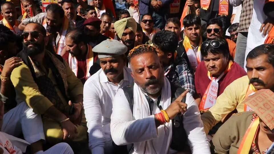 शिमला में भारी बवाल: स्वर्ण समाज के अधिकारों के लिए देवभूमि पार्टी ने किया सचिवालय का घेराव, चक्का जाम